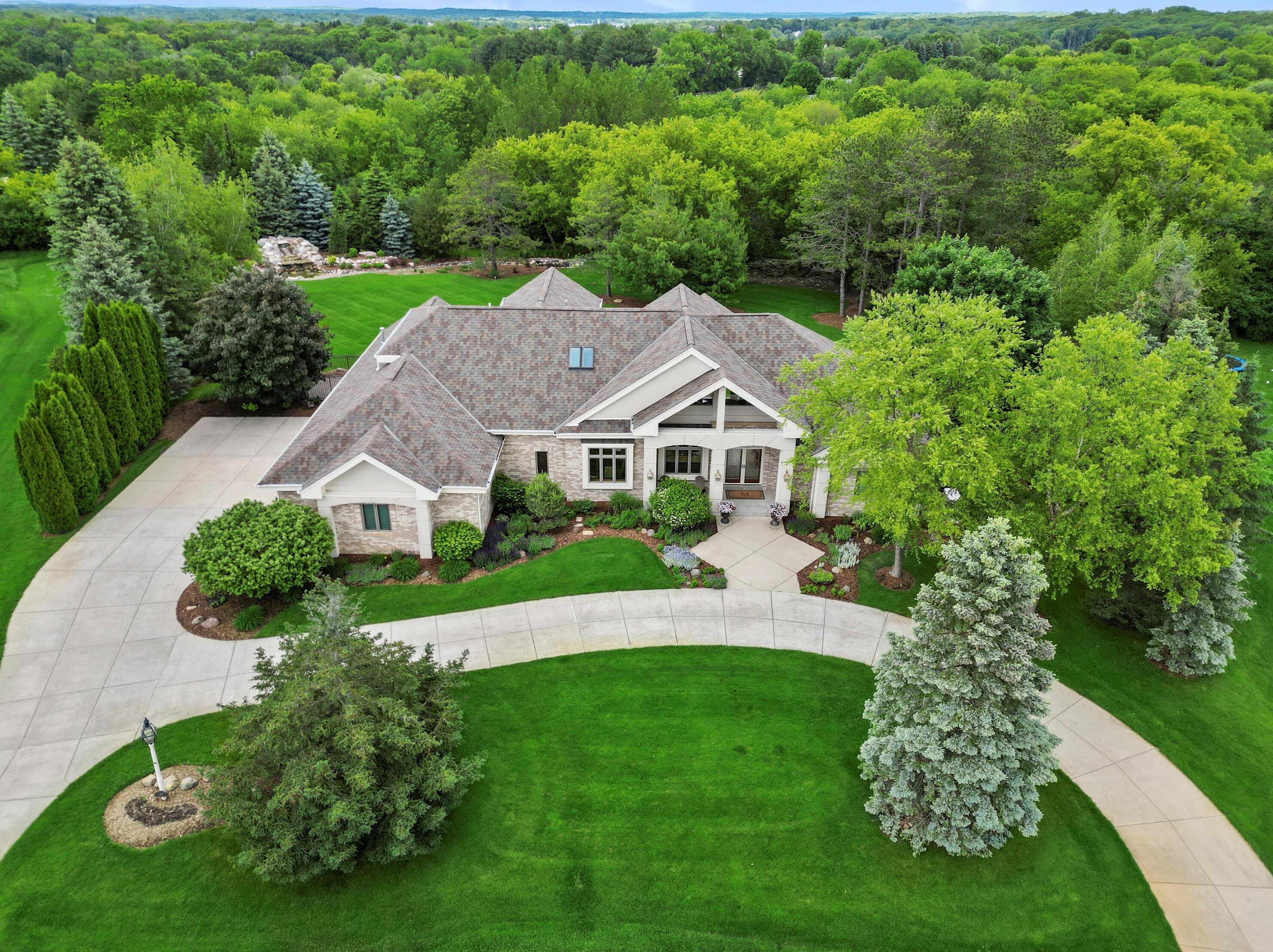 287 Steeple Pointe Cir, Delafield, WI 53018