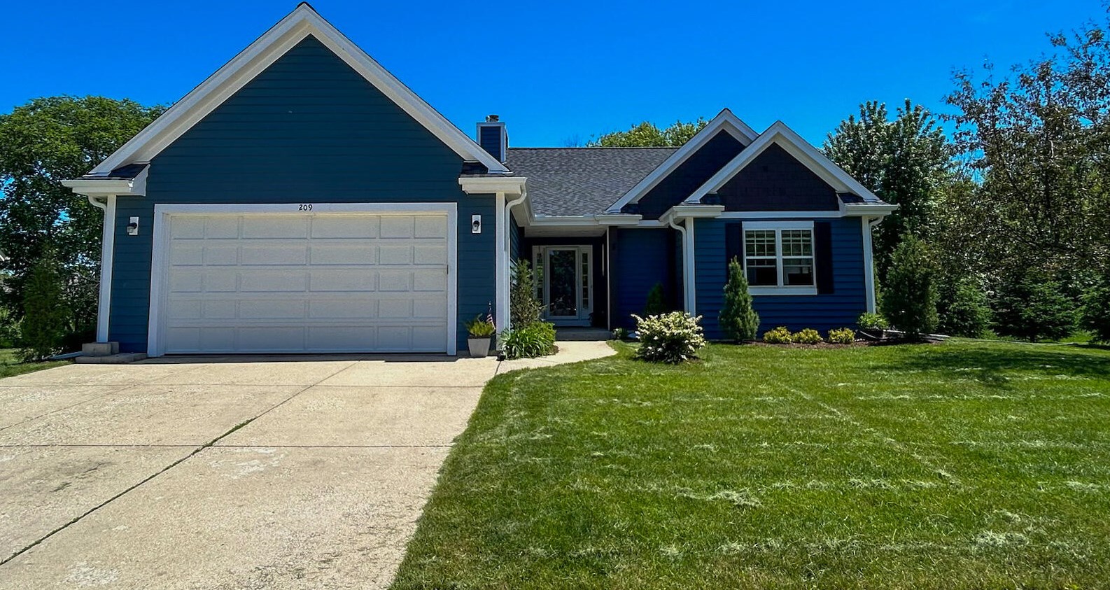 209 Shore Cir, Oconomowoc, WI 53066