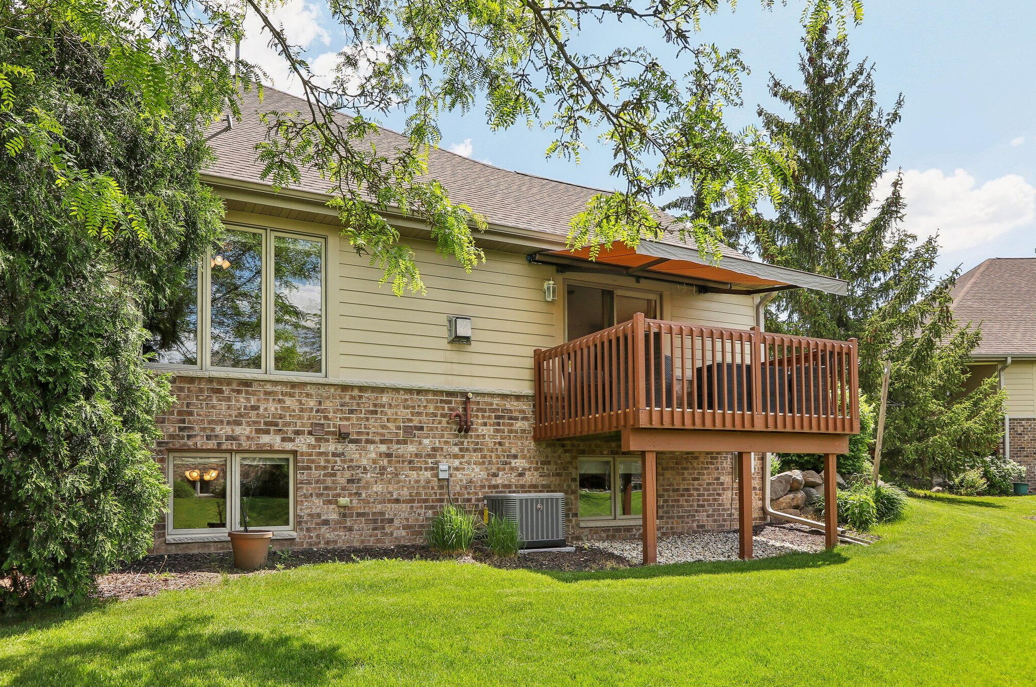 7027 S Fieldstone Ct, Hales Corners, WI 53132
