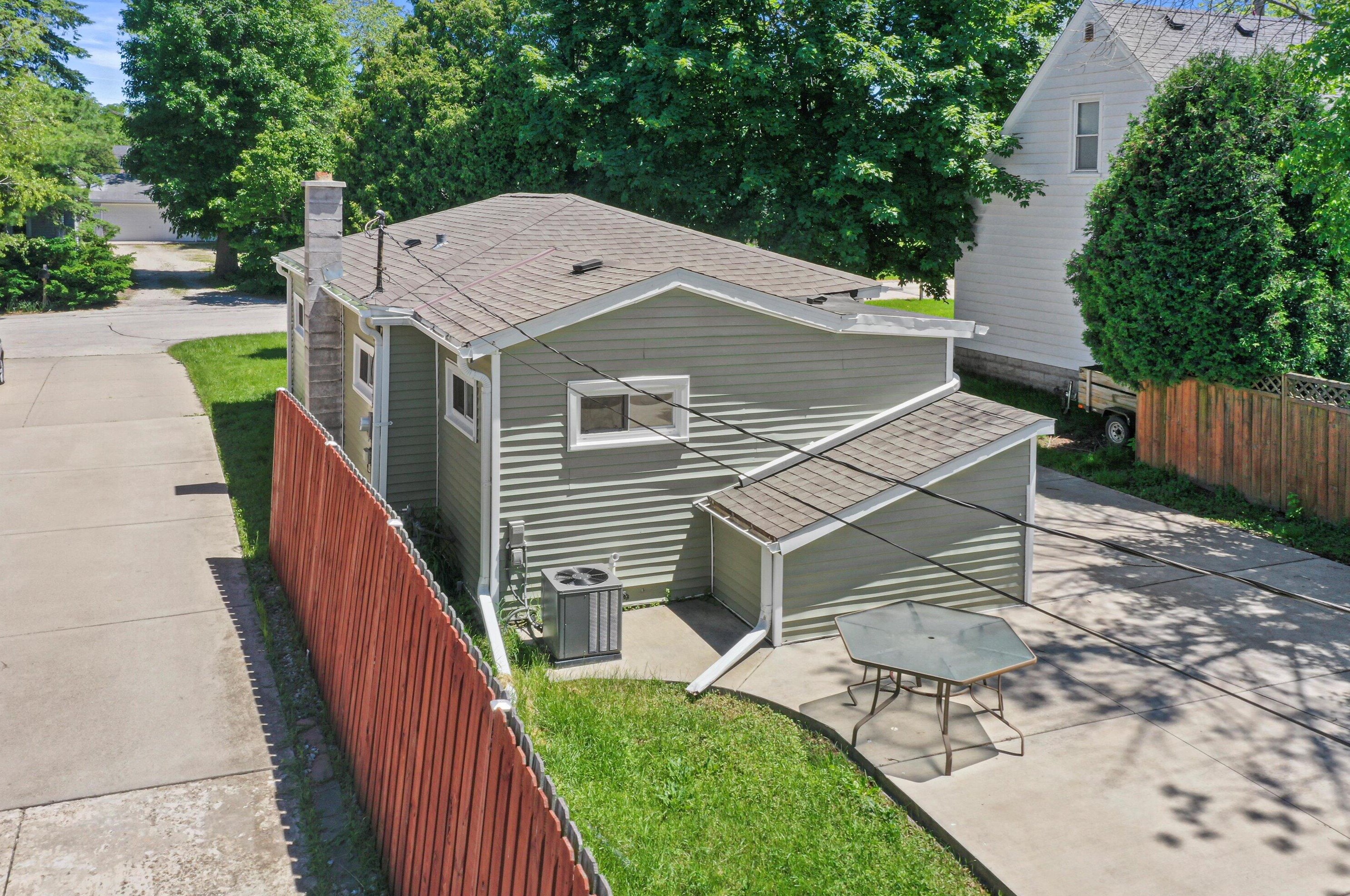 4261 97, Milwaukee WI 53228-2164 exterior