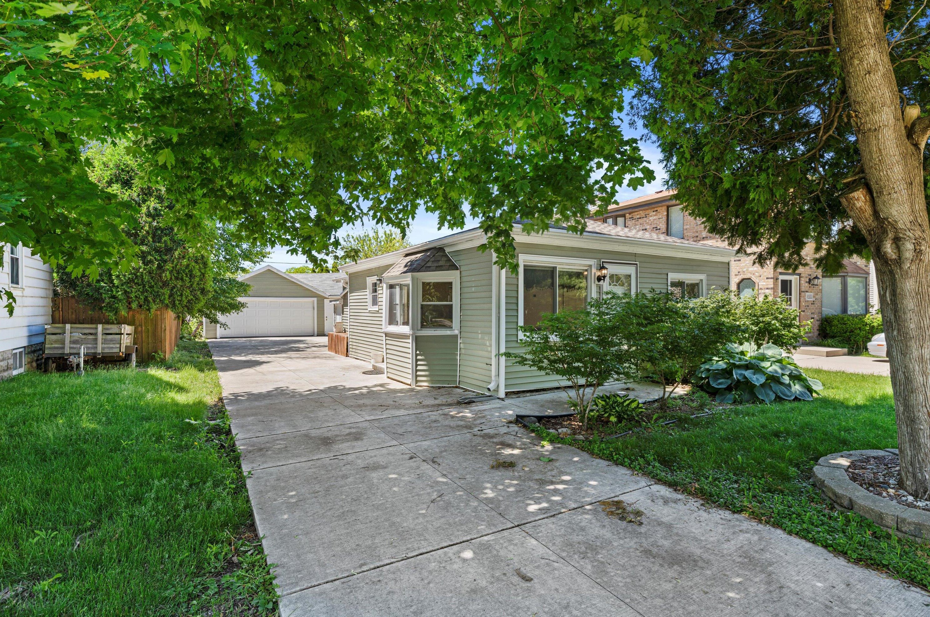 4261 97, Milwaukee WI 53228-2164 exterior