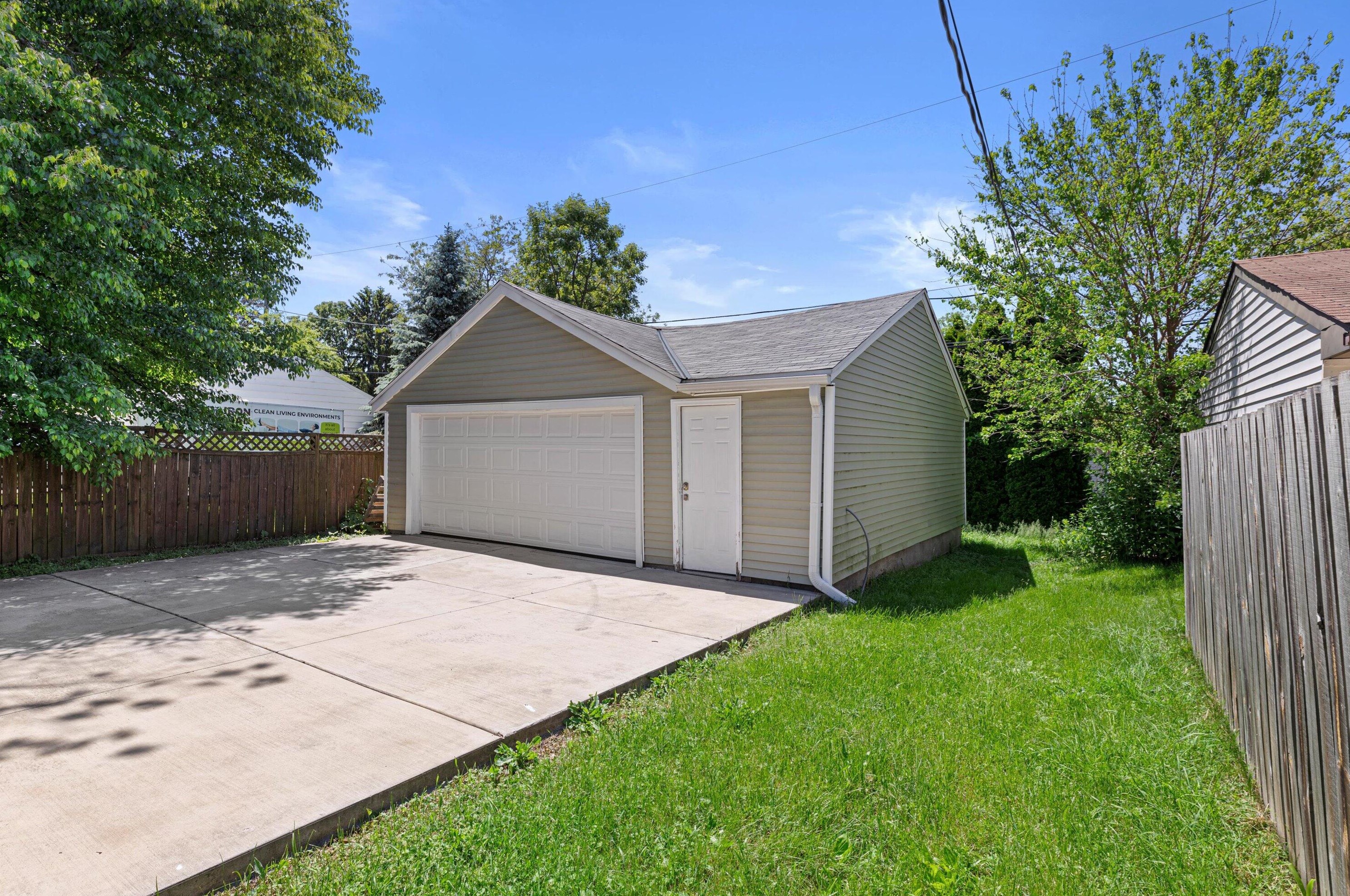 4261 97, Milwaukee WI 53228-2164 exterior