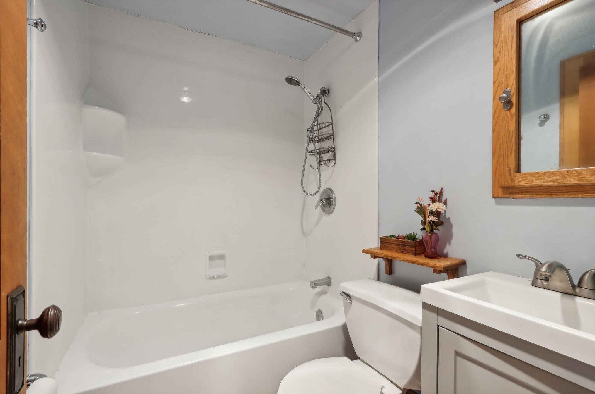 2025 Fernwood Ave, Milwaukee WI 53207-3174 exterior