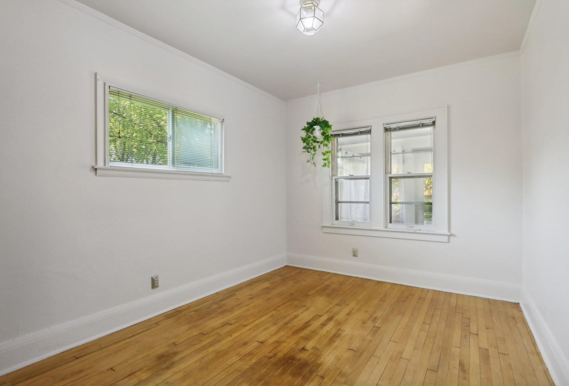 2025 Fernwood Ave, Milwaukee WI 53207-3174 exterior