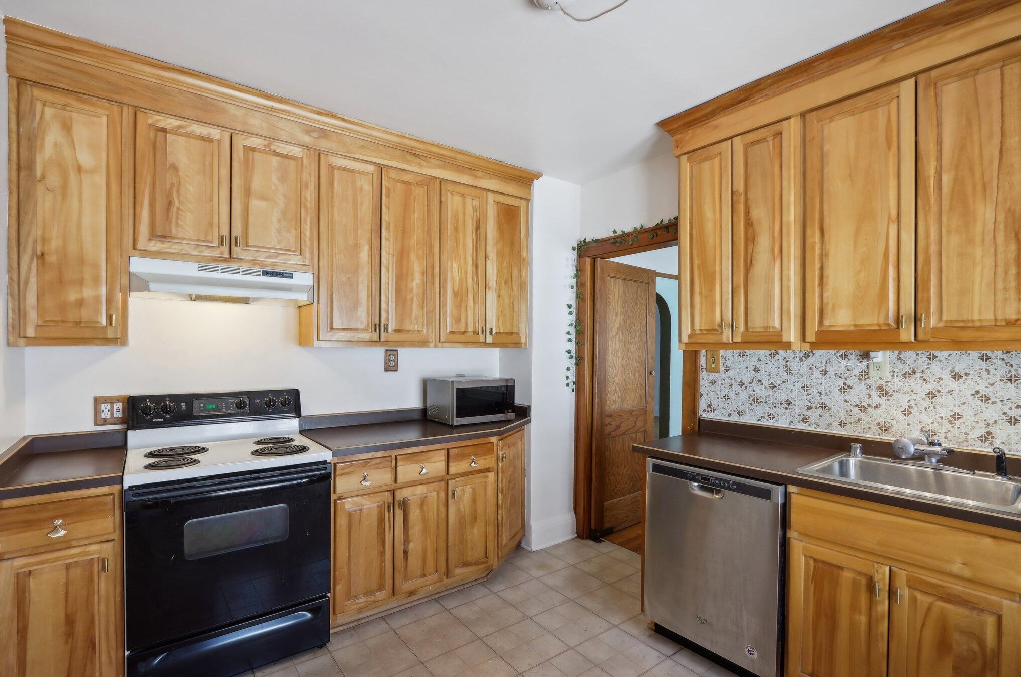 2025 Fernwood Ave, Milwaukee WI 53207-3174 exterior