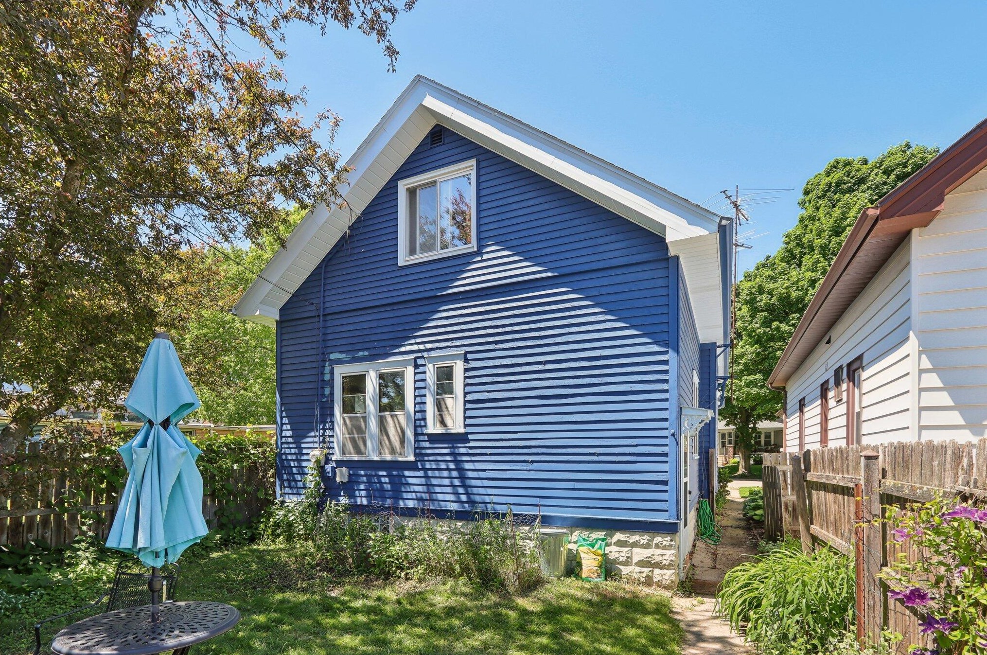 2025 Fernwood Ave, Milwaukee WI 53207-3174 exterior