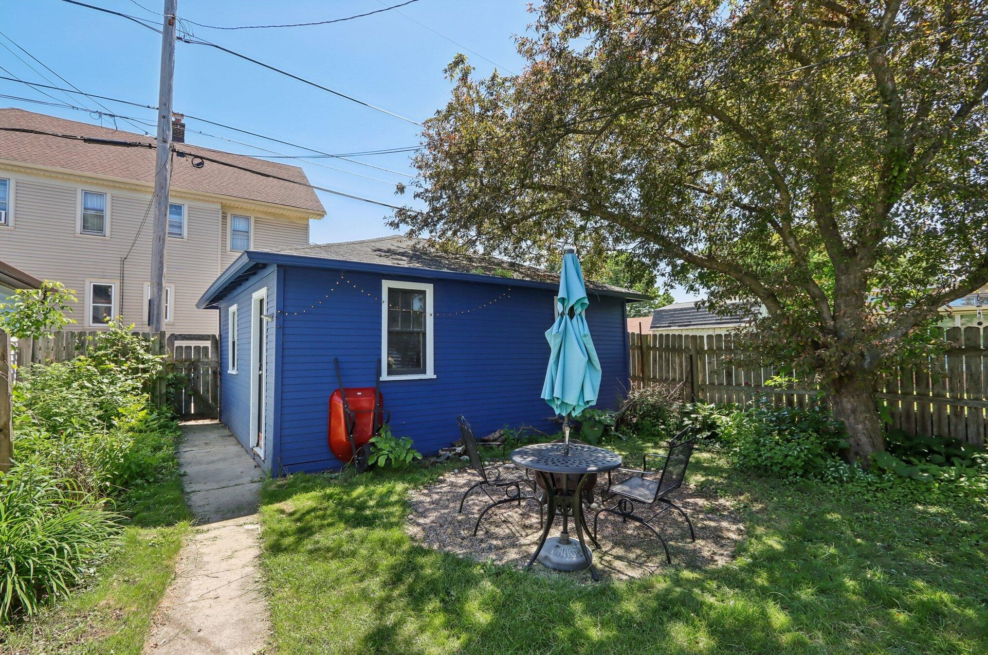 2025 Fernwood Ave, Milwaukee WI 53207-3174 exterior