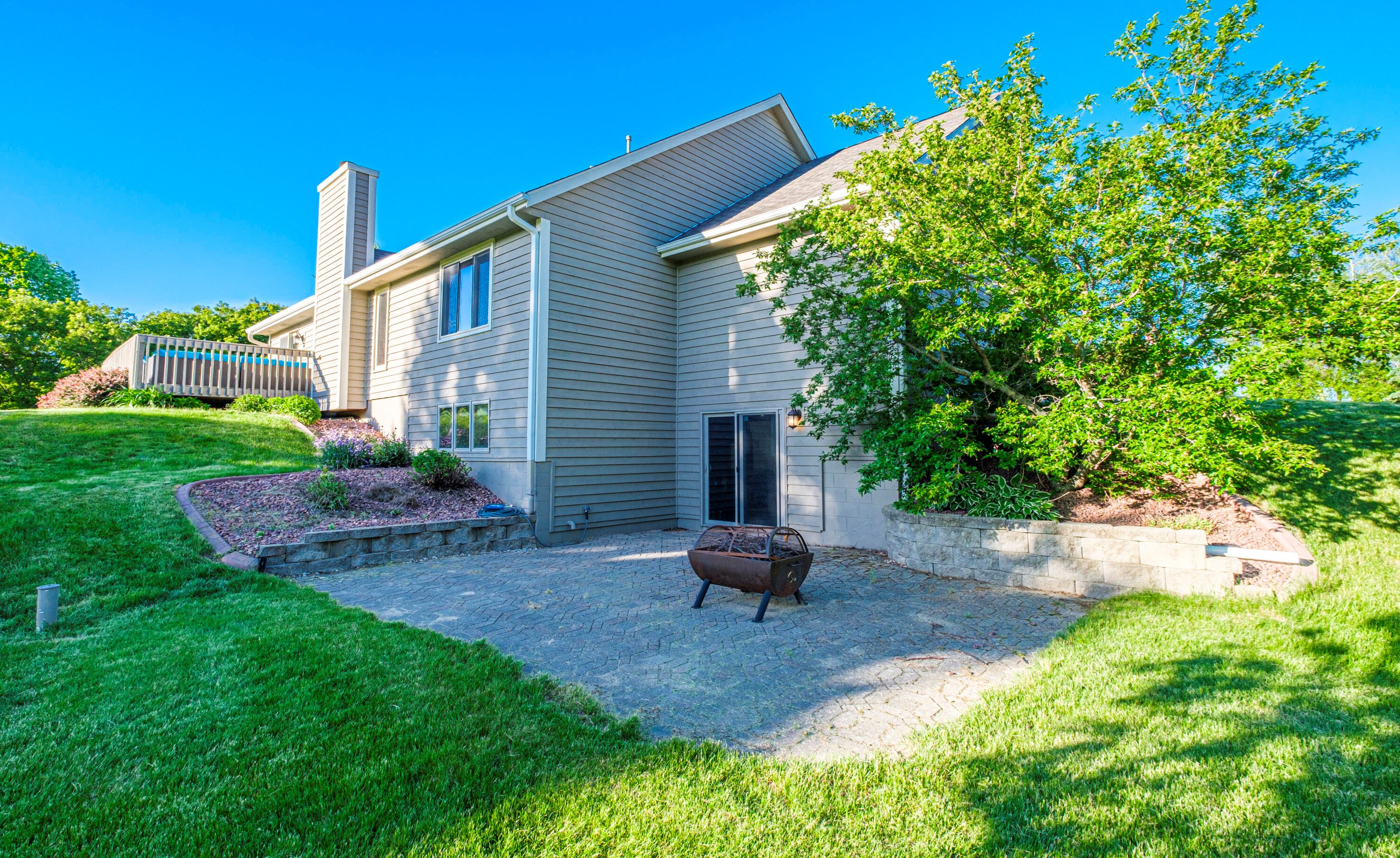 733 Charolais Dr, Slinger WI 53086-9313 exterior