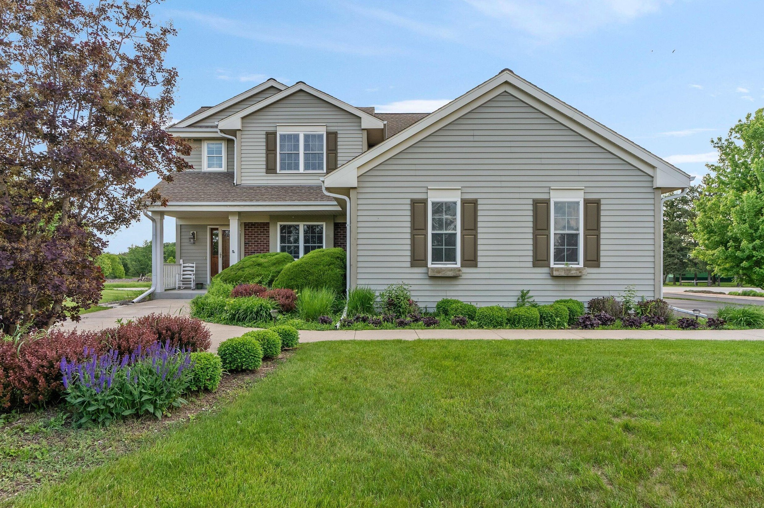 655 Buth Rd, Dousman, WI 53118-8851