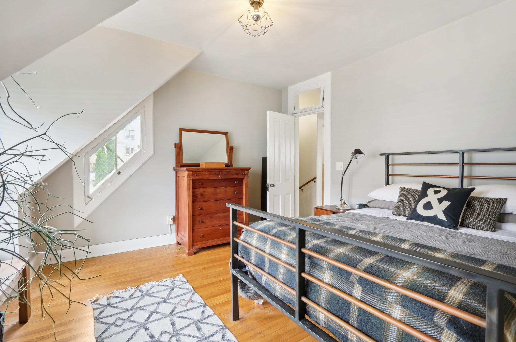 1019 Kewaunee St, Milwaukee WI 53202-2113 exterior