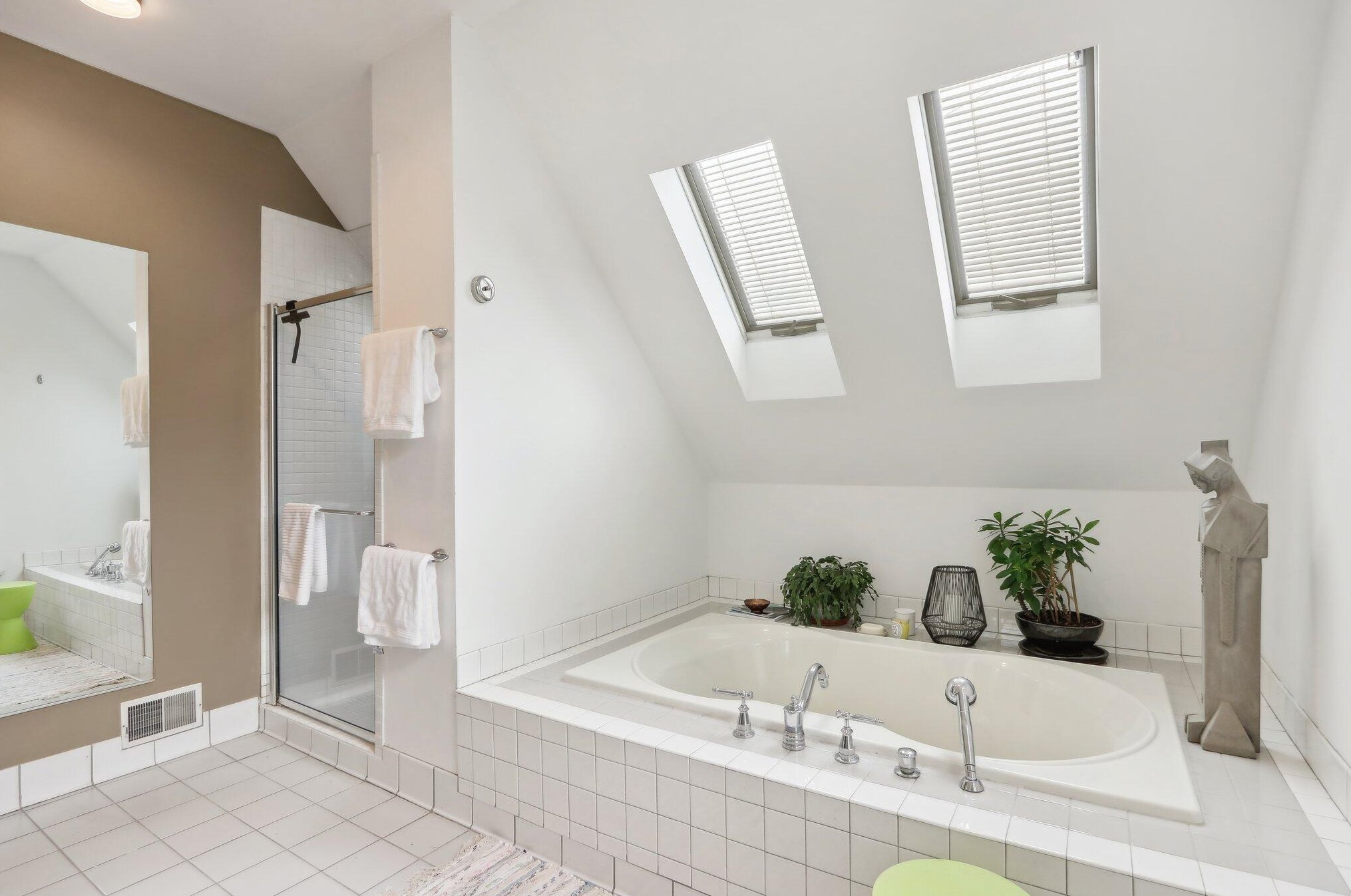 1019 Kewaunee St, Milwaukee WI 53202-2113 exterior