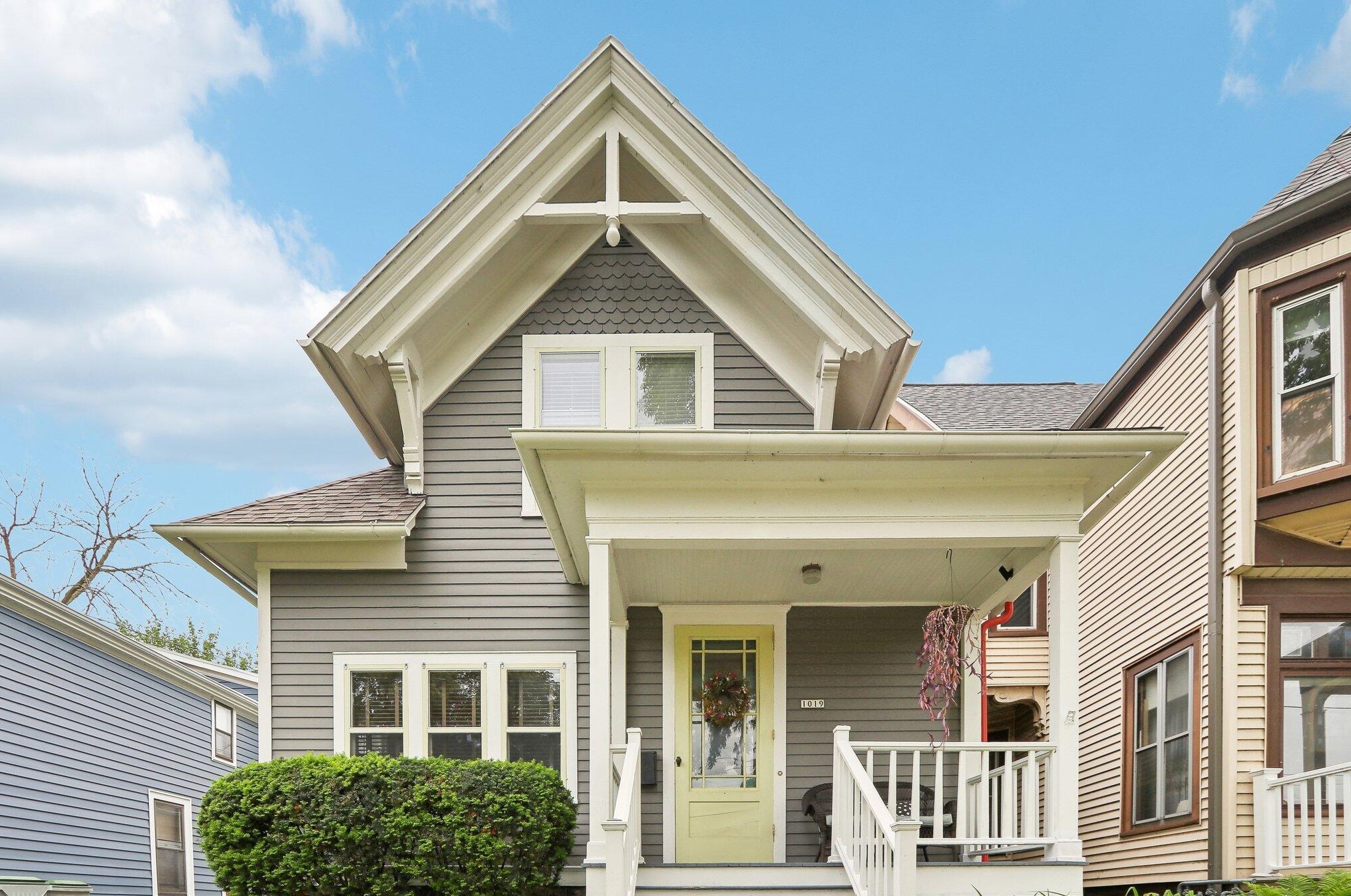 1019 Kewaunee St, Milwaukee WI 53202-2113 exterior