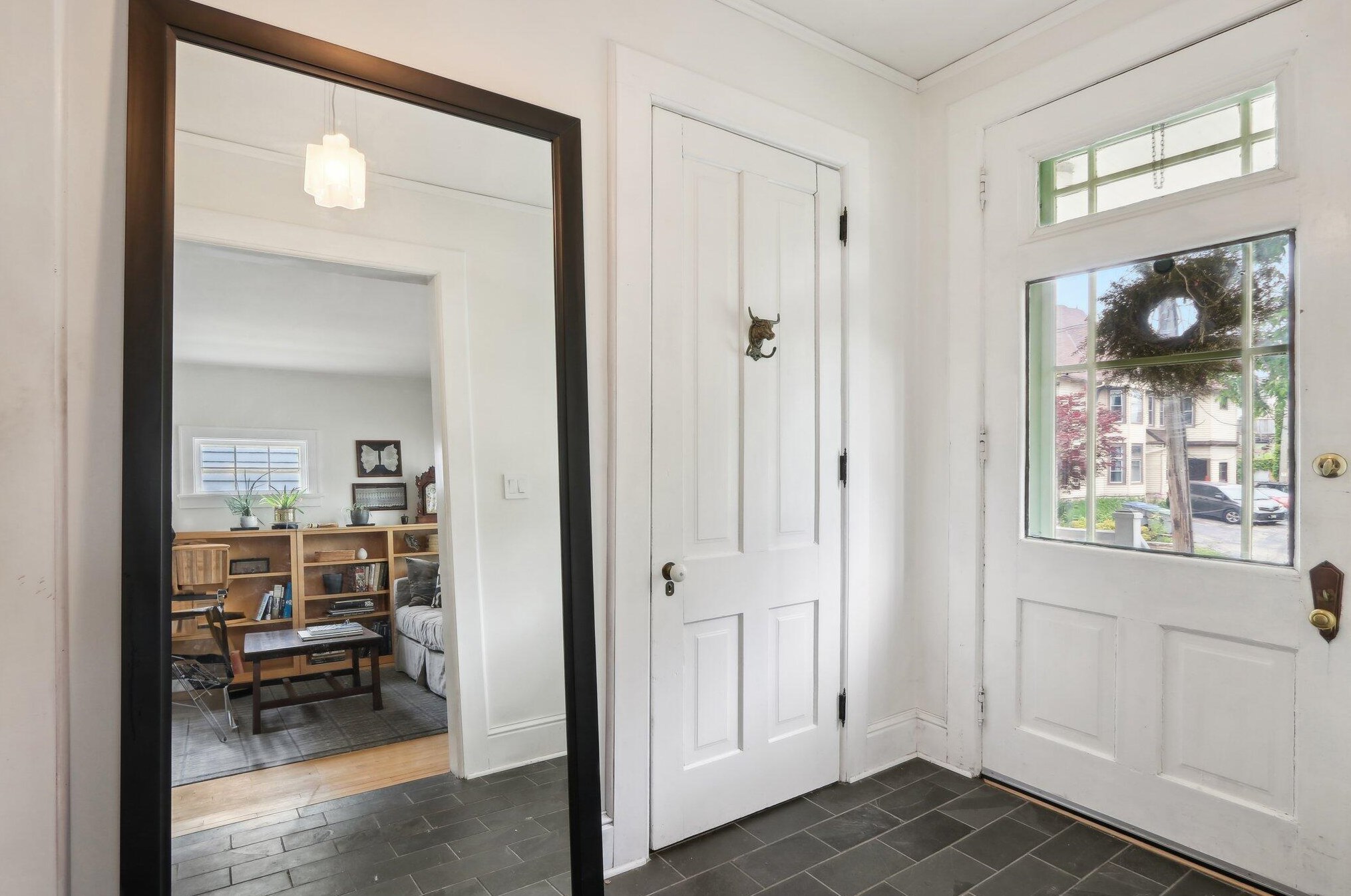 1019 Kewaunee St, Milwaukee WI 53202-2113 exterior