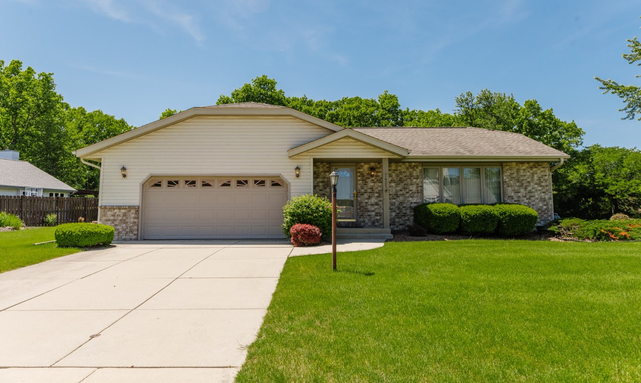 7425 Hillendale Dr, Hales Corners, WI 53132-8337