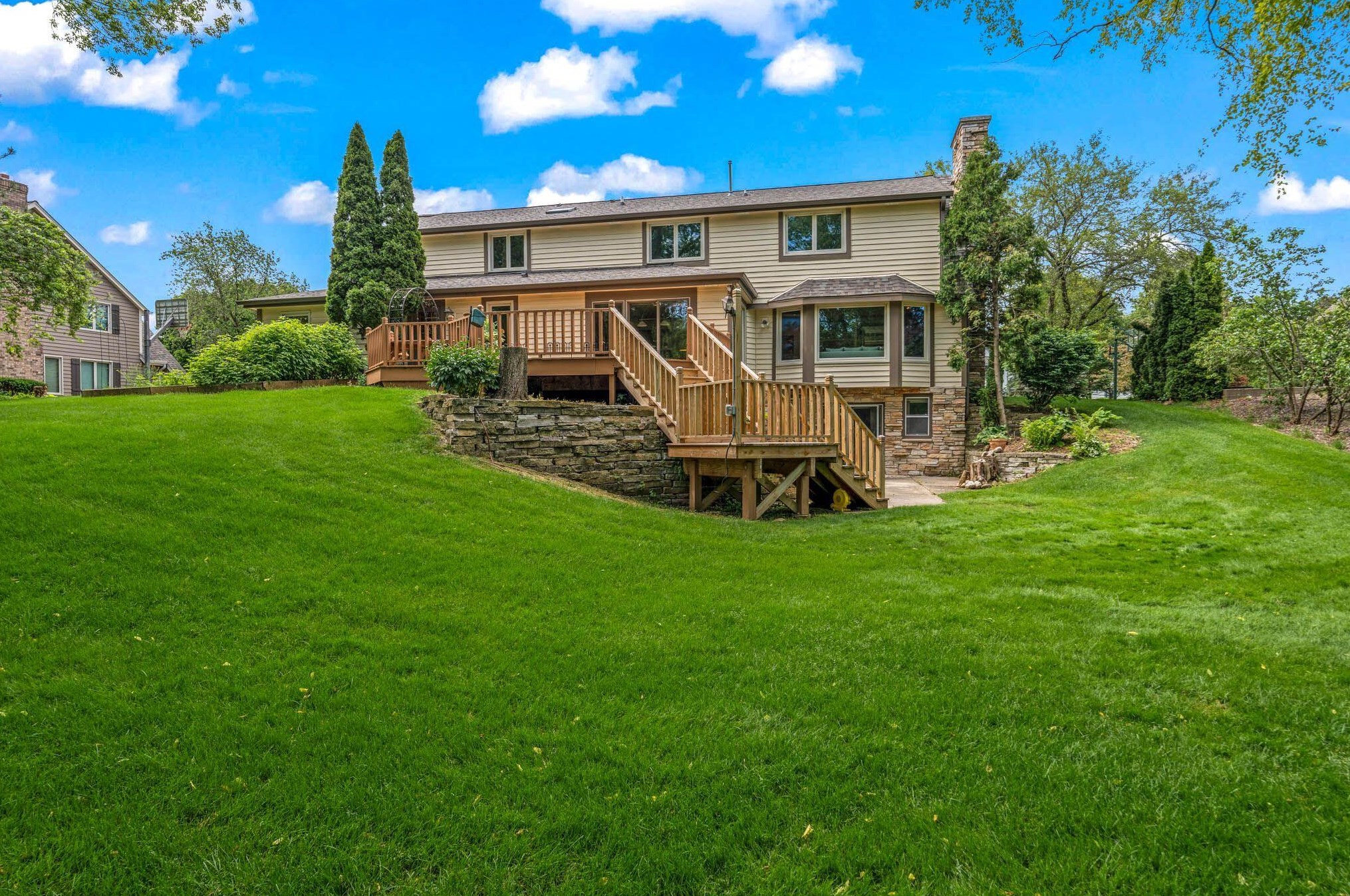 1010 Weston Hills Dr, Brookfield, WI 53045-3760