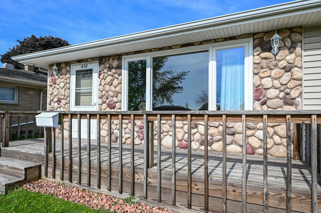 628 Echo Ln, Racine, WI 53406-4112