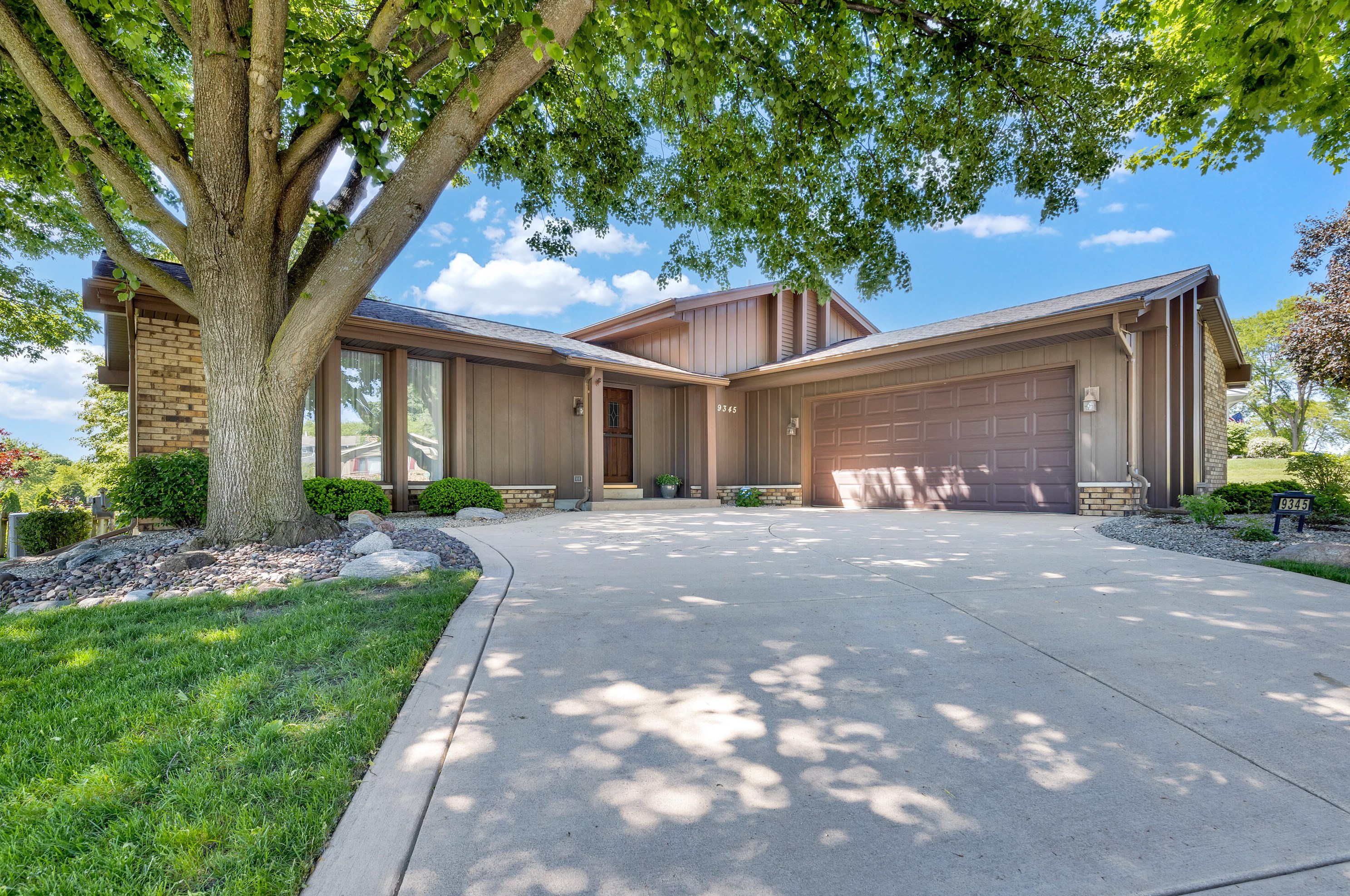 9345 Springhill Ln, Hales Corners, WI 53132-9141