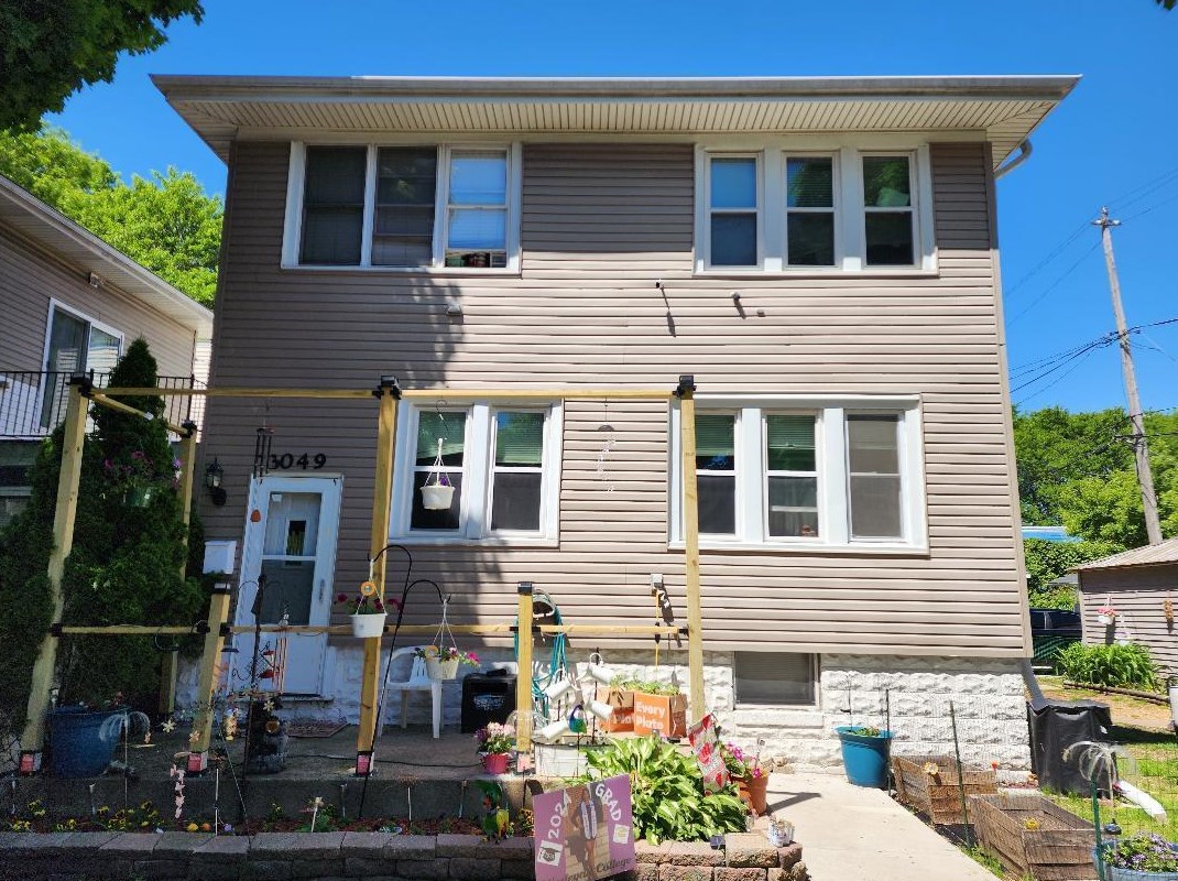 3049 Hanson Ave, Milwaukee, WI 53207-2422