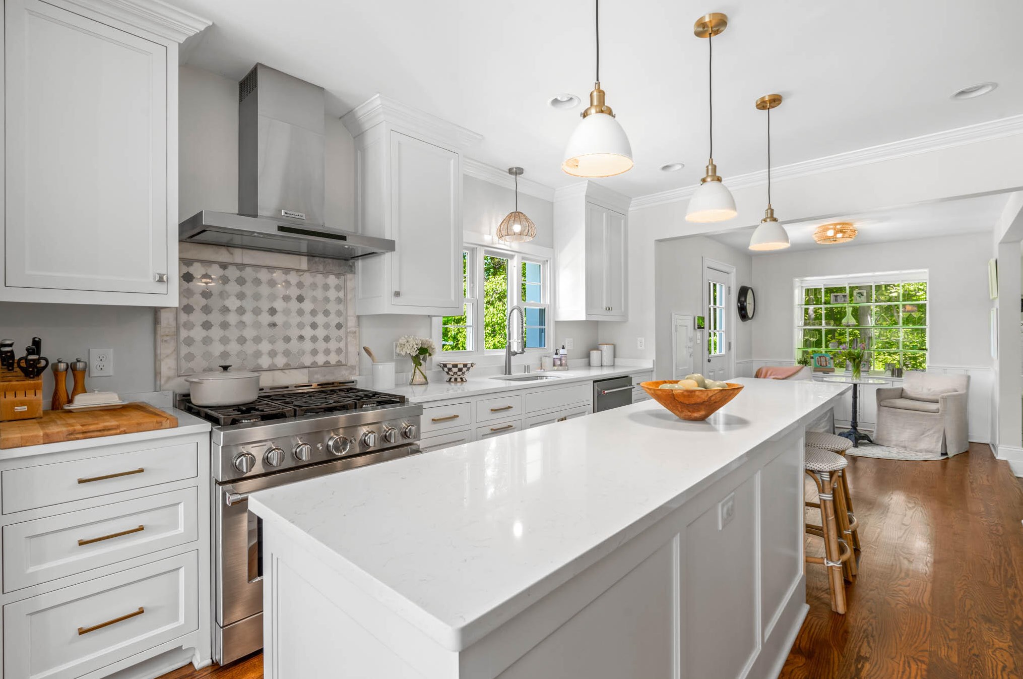 728 Juniper Ln, Milwaukee WI 53209-2148 exterior