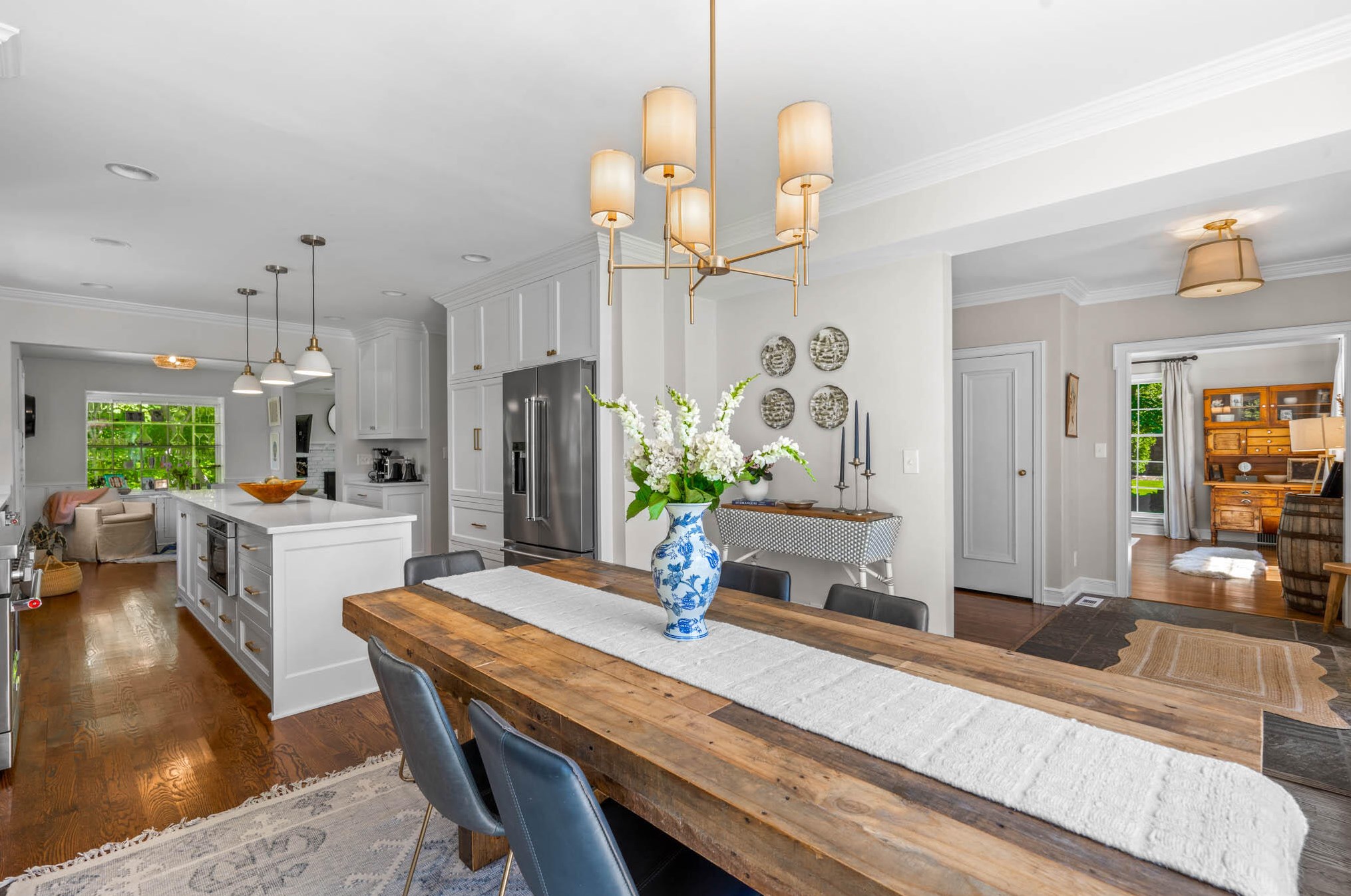 728 Juniper Ln, Milwaukee WI 53209-2148 exterior