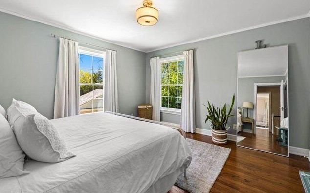 728 Juniper Ln, Milwaukee WI 53209-2148 exterior