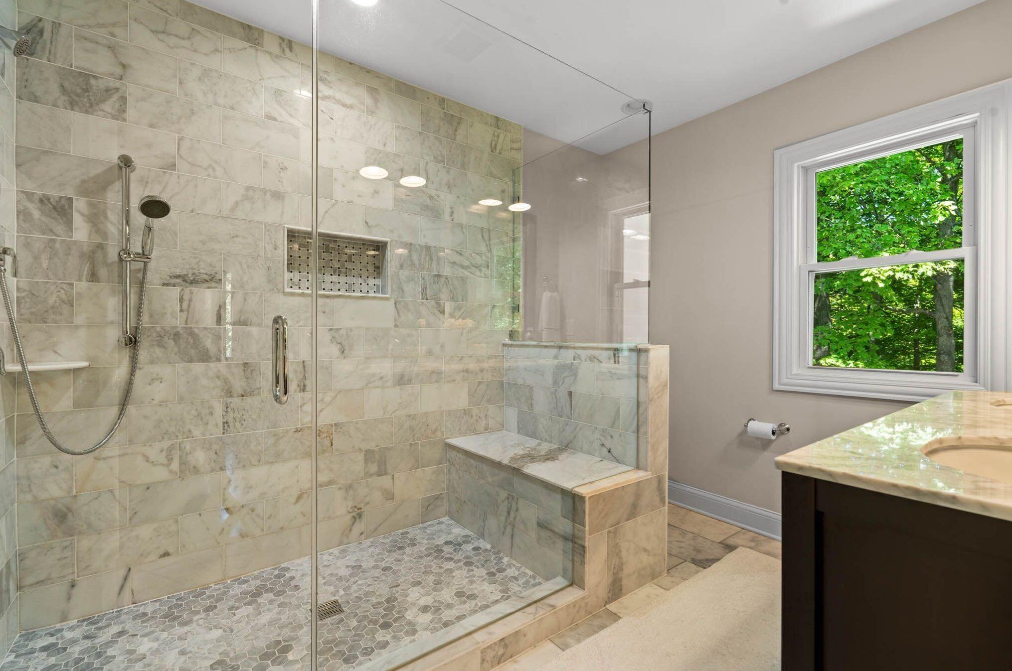 728 Juniper Ln, Milwaukee WI 53209-2148 exterior