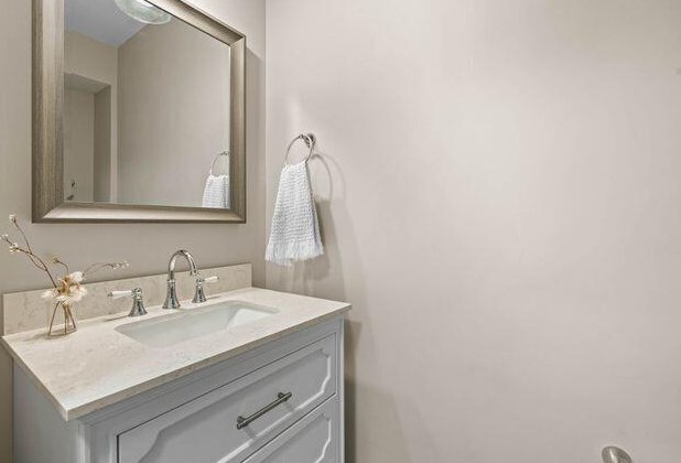 728 Juniper Ln, Milwaukee WI 53209-2148 exterior