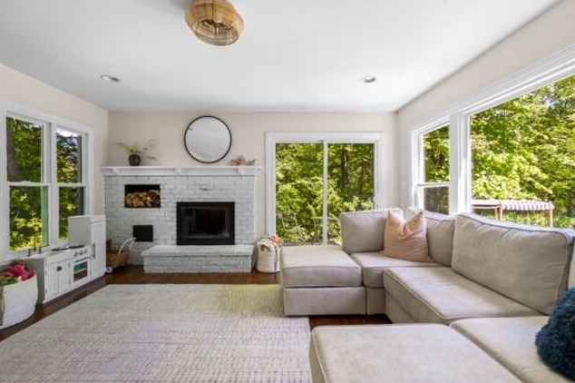 728 Juniper Ln, Milwaukee WI 53209-2148 exterior