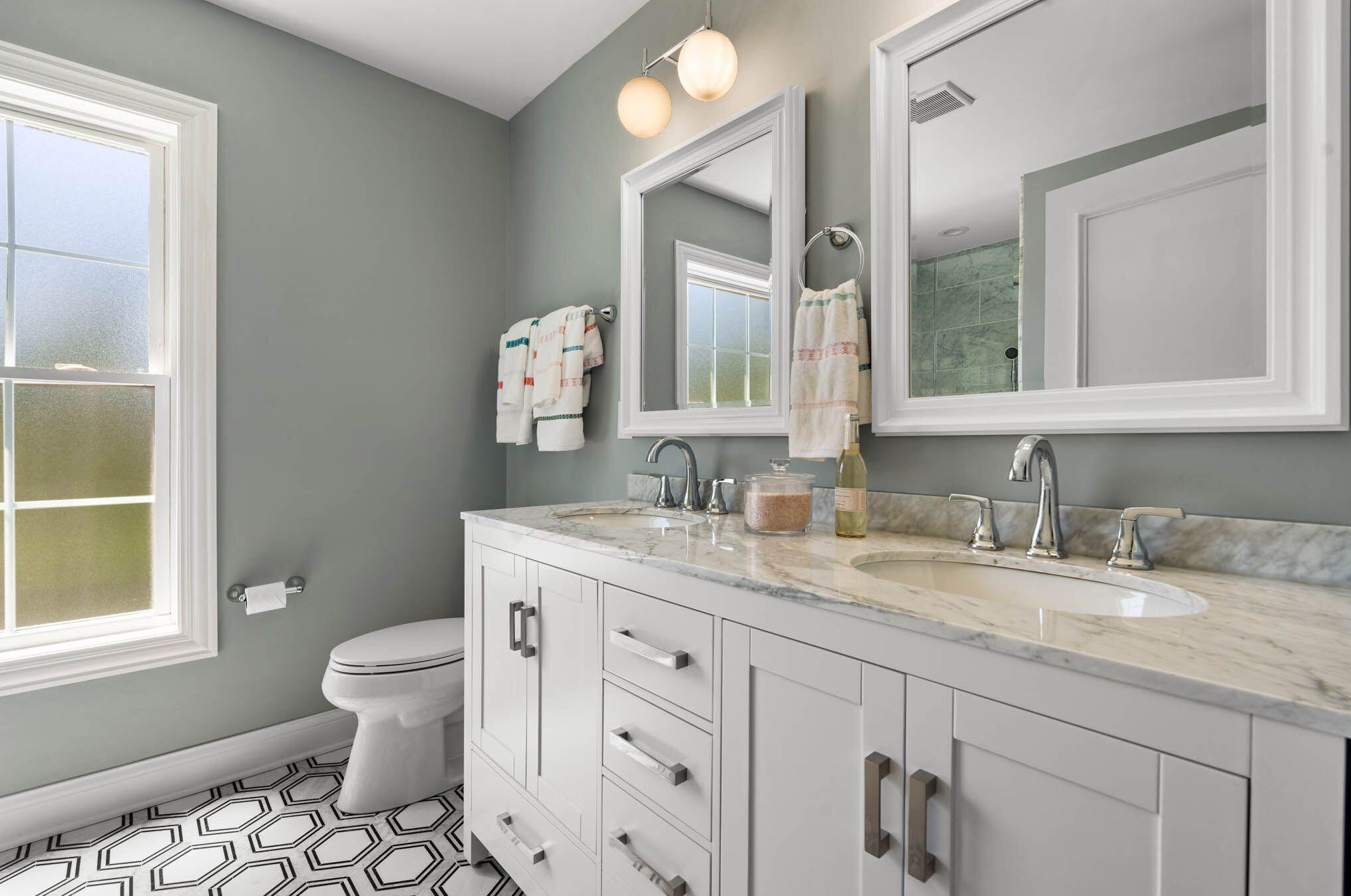 728 Juniper Ln, Milwaukee WI 53209-2148 exterior