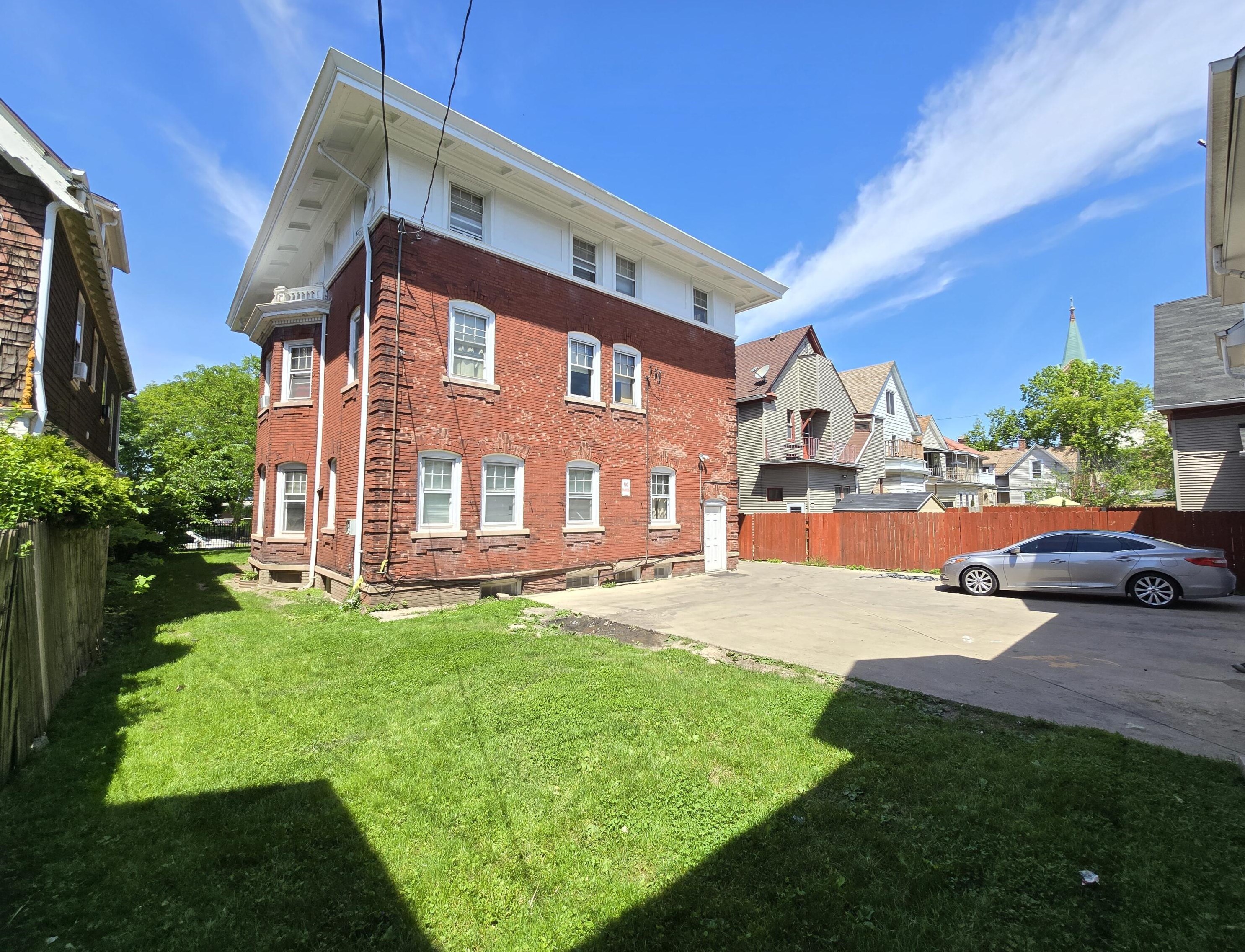 1546 Layton Blvd, Milwaukee, WI 53215-1951