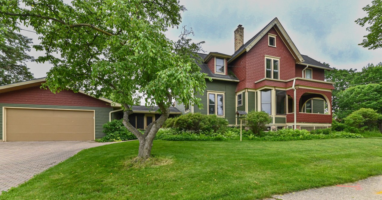 200 Kane St, Lyons, WI 53105-1854