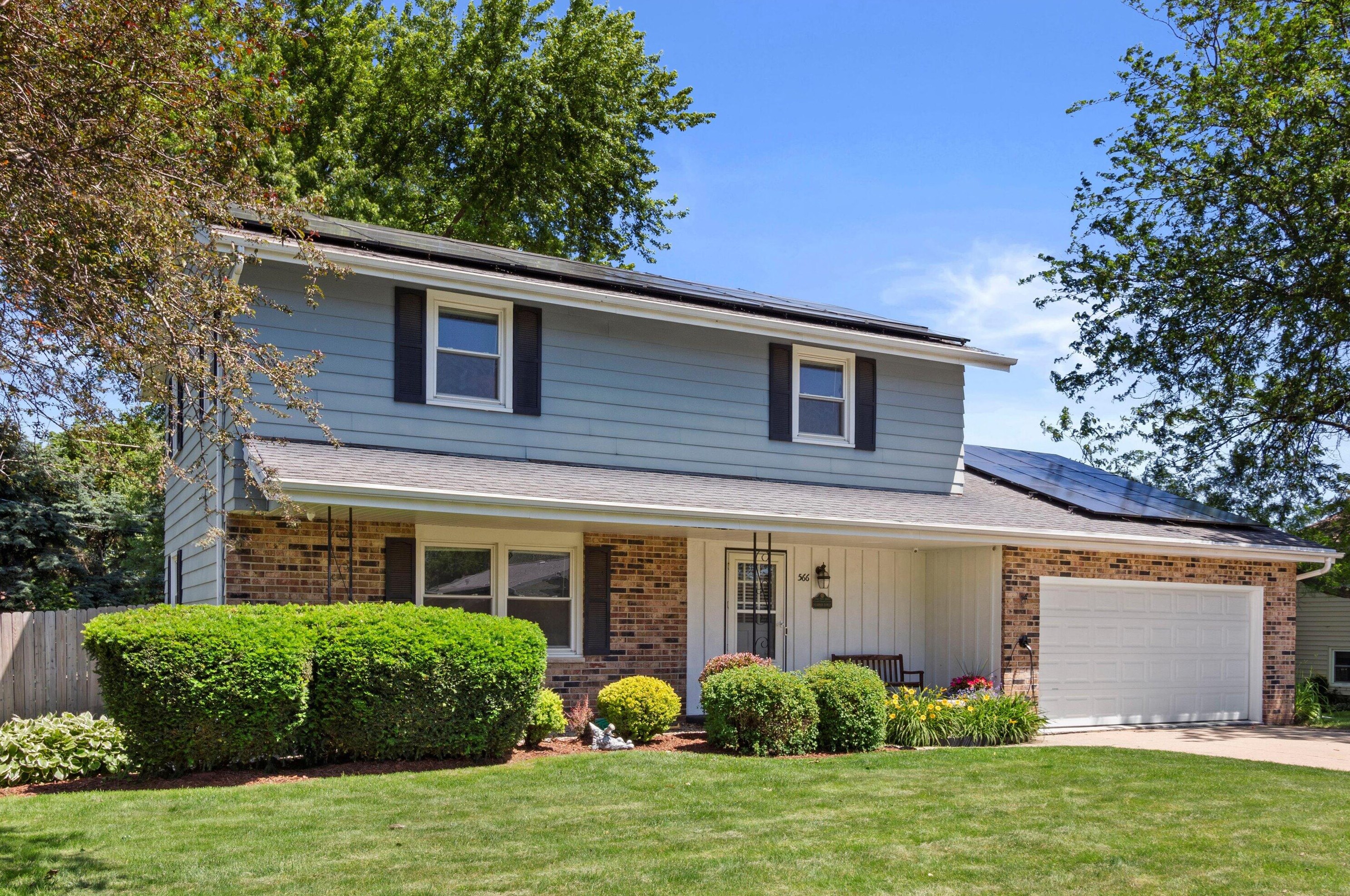 566 Fairview Dr, Hartford, WI 53027