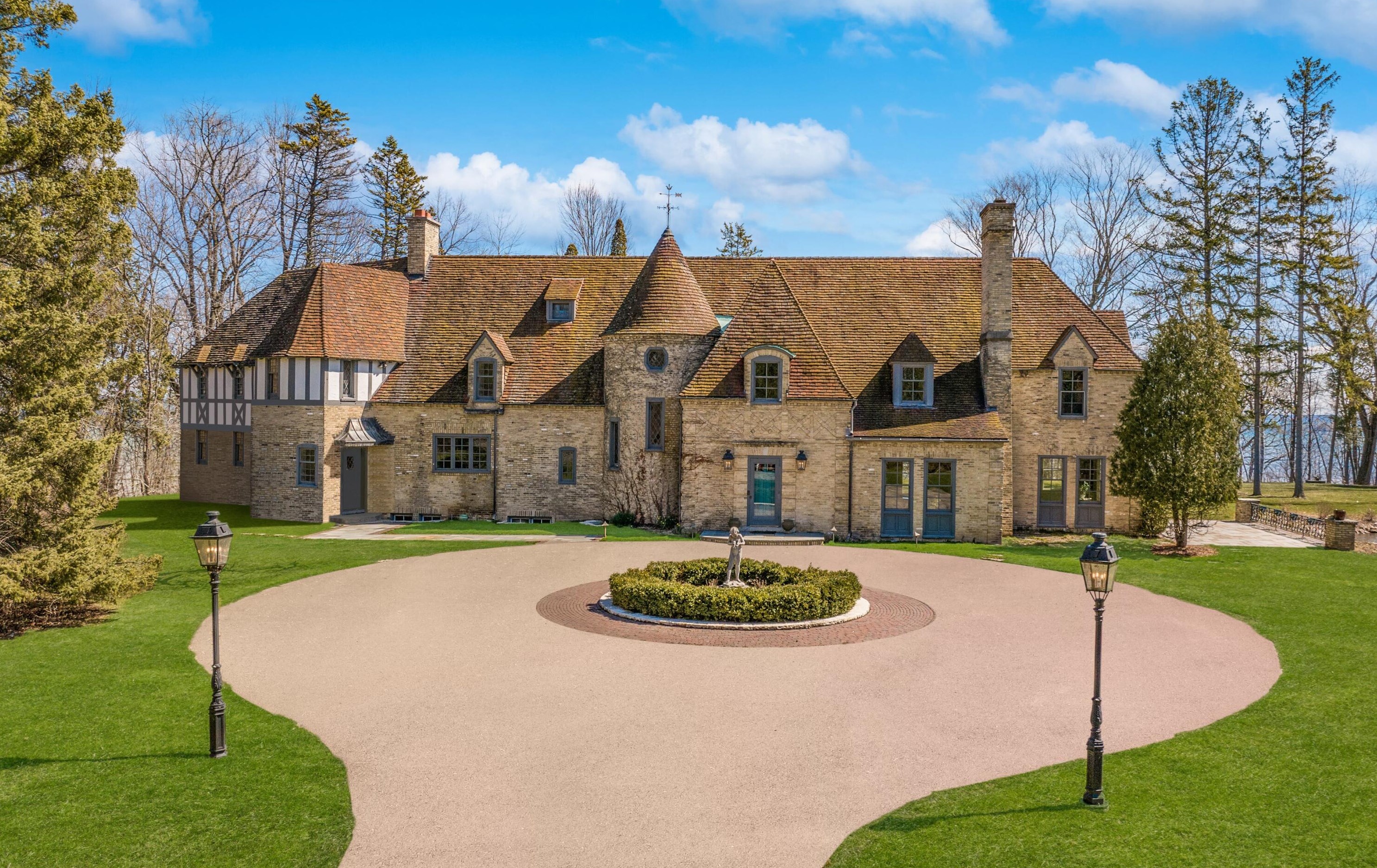 9400 Lk Dr, Milwaukee WI 53202-1251 exterior