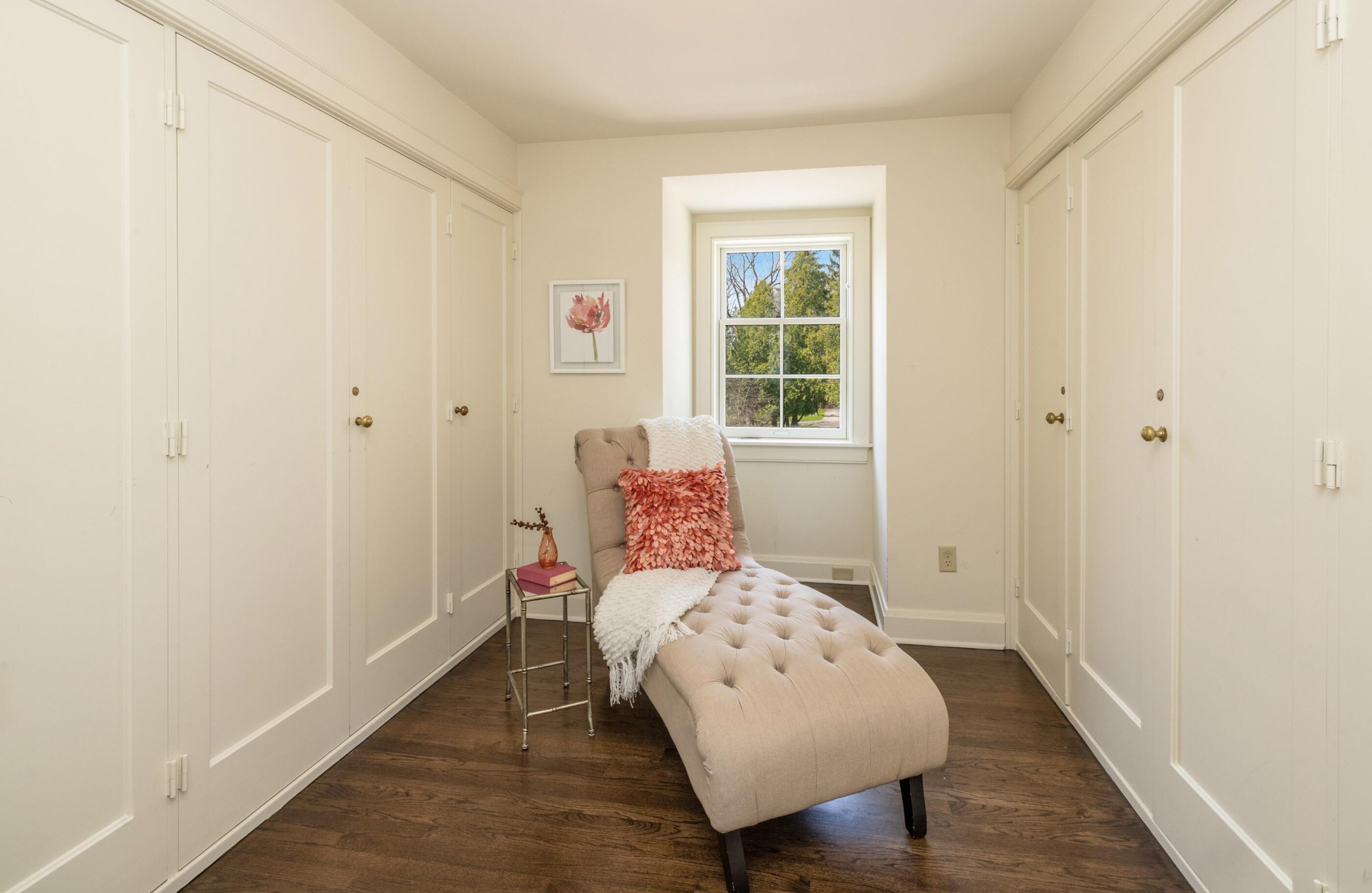 9400 Lk Dr, Milwaukee WI 53202-1251 exterior