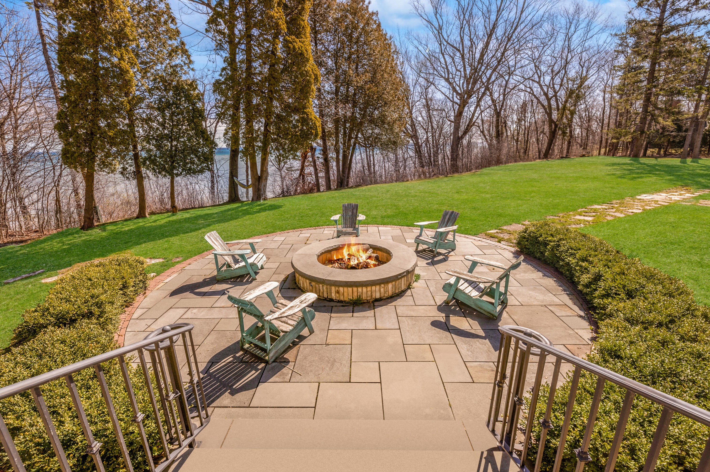 9400 Lk Dr, Milwaukee WI 53202-1251 exterior