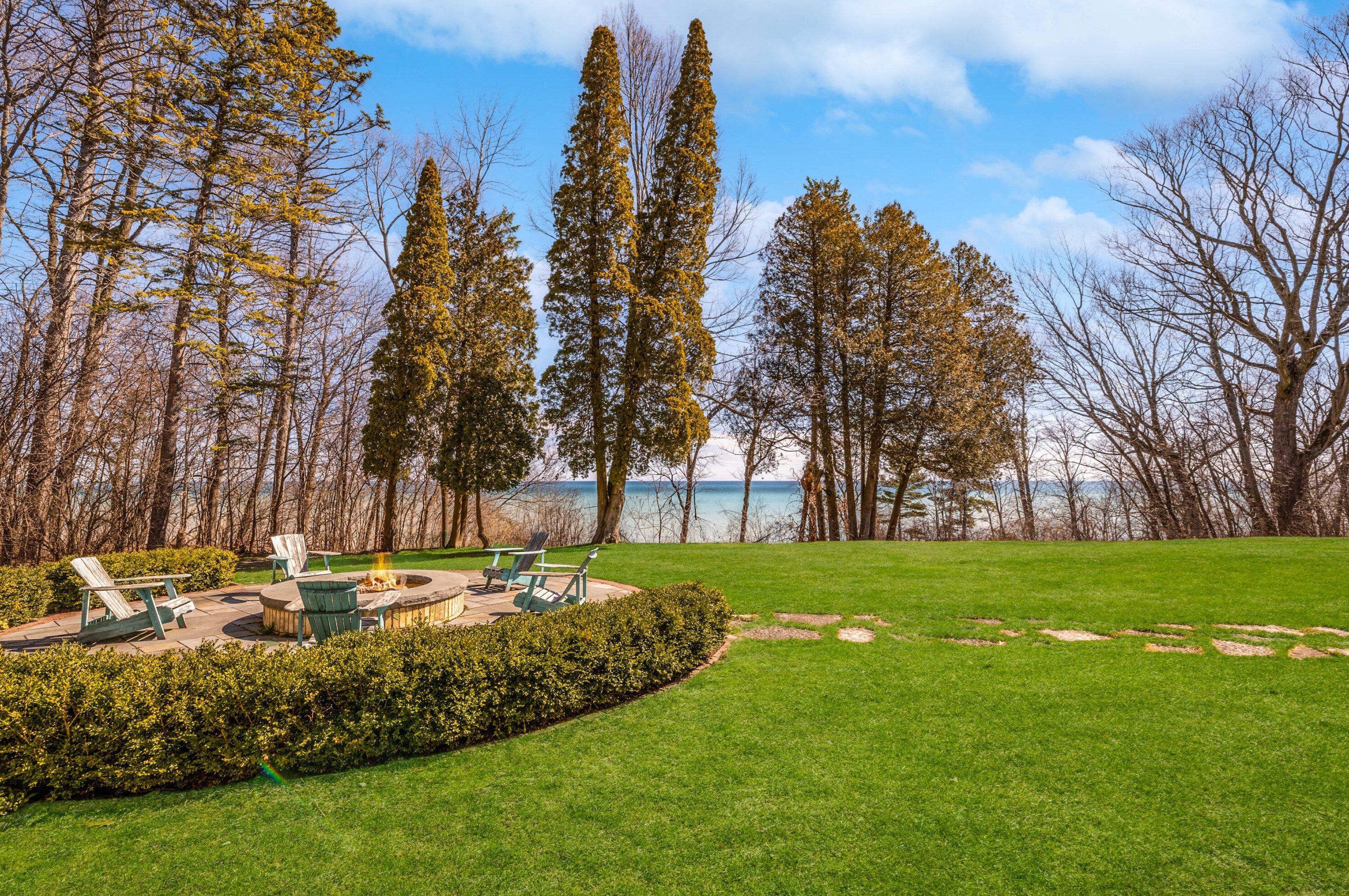 9400 Lk Dr, Milwaukee WI 53202-1251 exterior