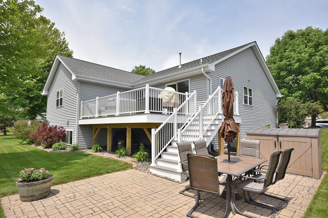 527 Hargrove St, West Bend, WI 53095