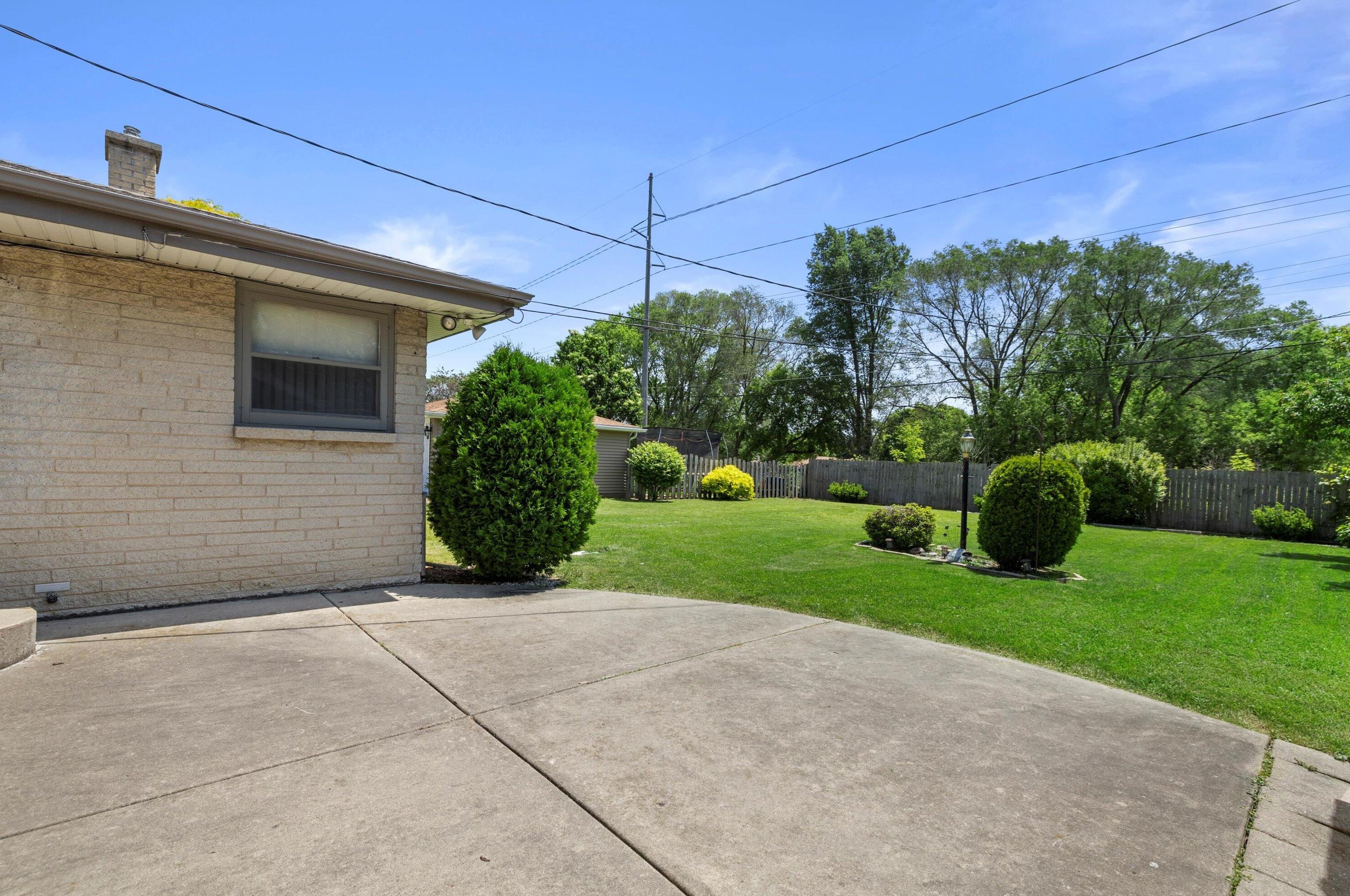 4617 Harrison Rd, Kenosha, WI 53142-3715