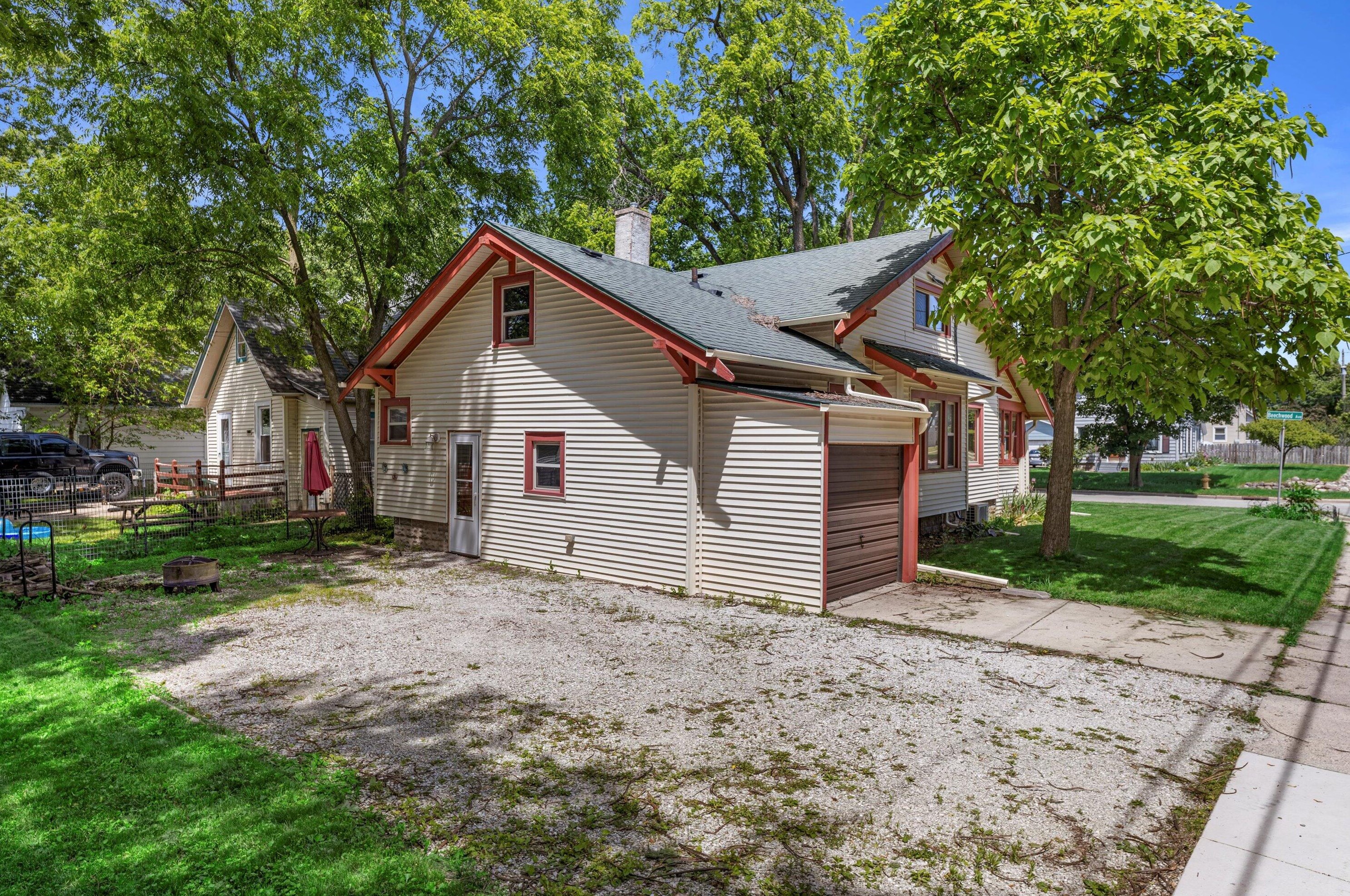 925 Beechwood Ave, Waukesha, WI 53186-5251