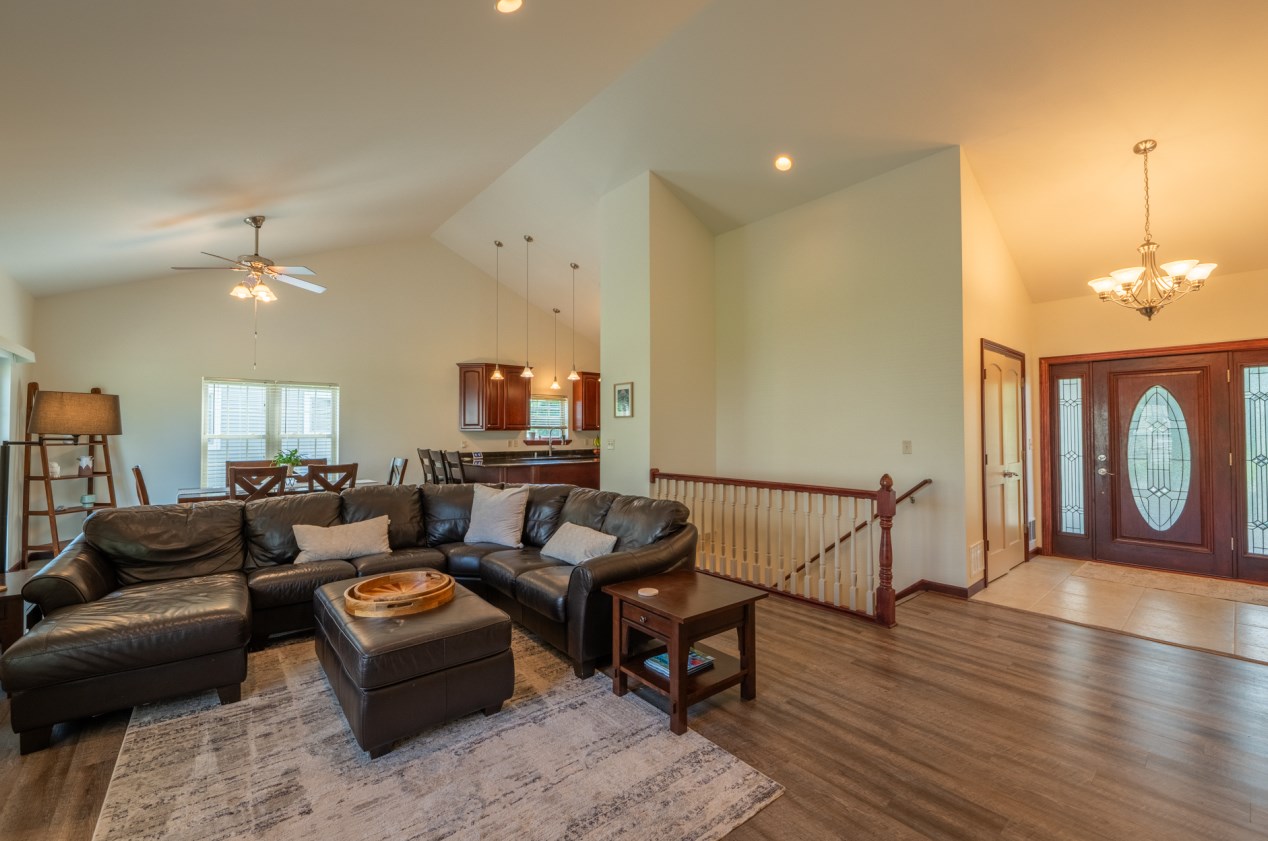 5186 Highlands Dr, Hales Corners, WI 53132-7106