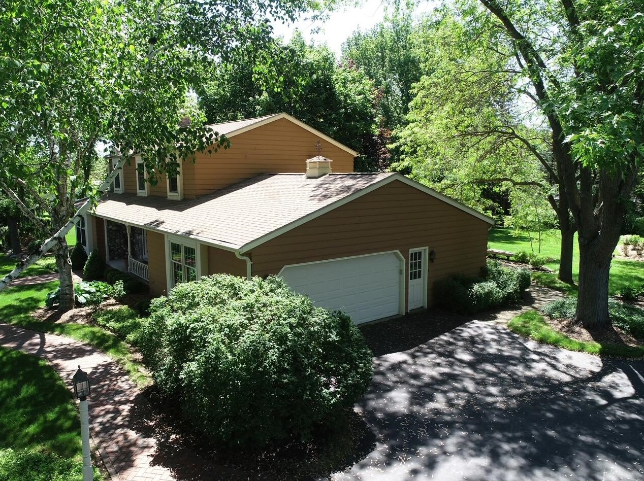 1621 Summit Dr, Cedarburg, WI 53012