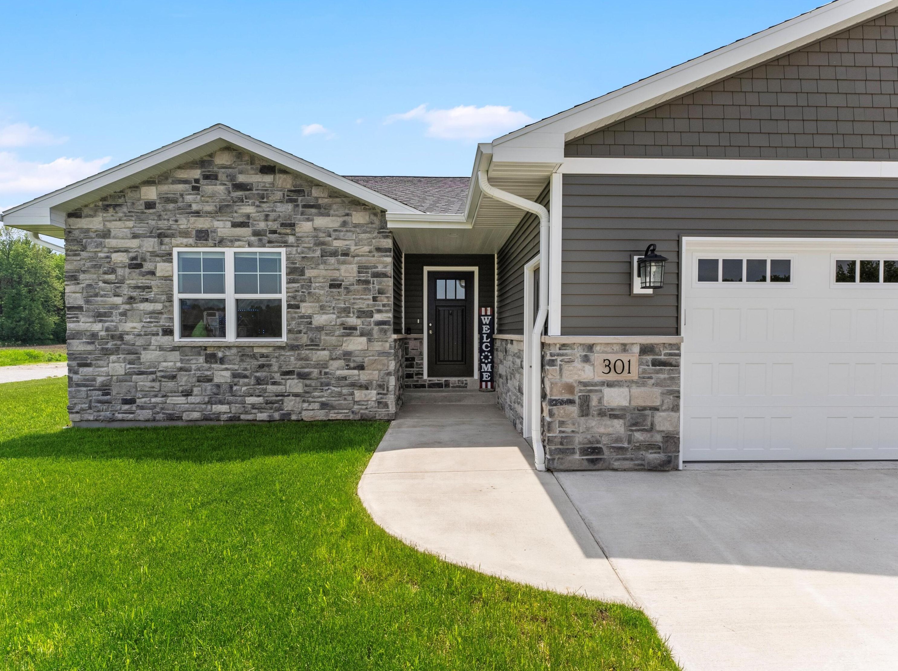 301 Stoney Brook Dr, Manitowoc, WI 54220-8611