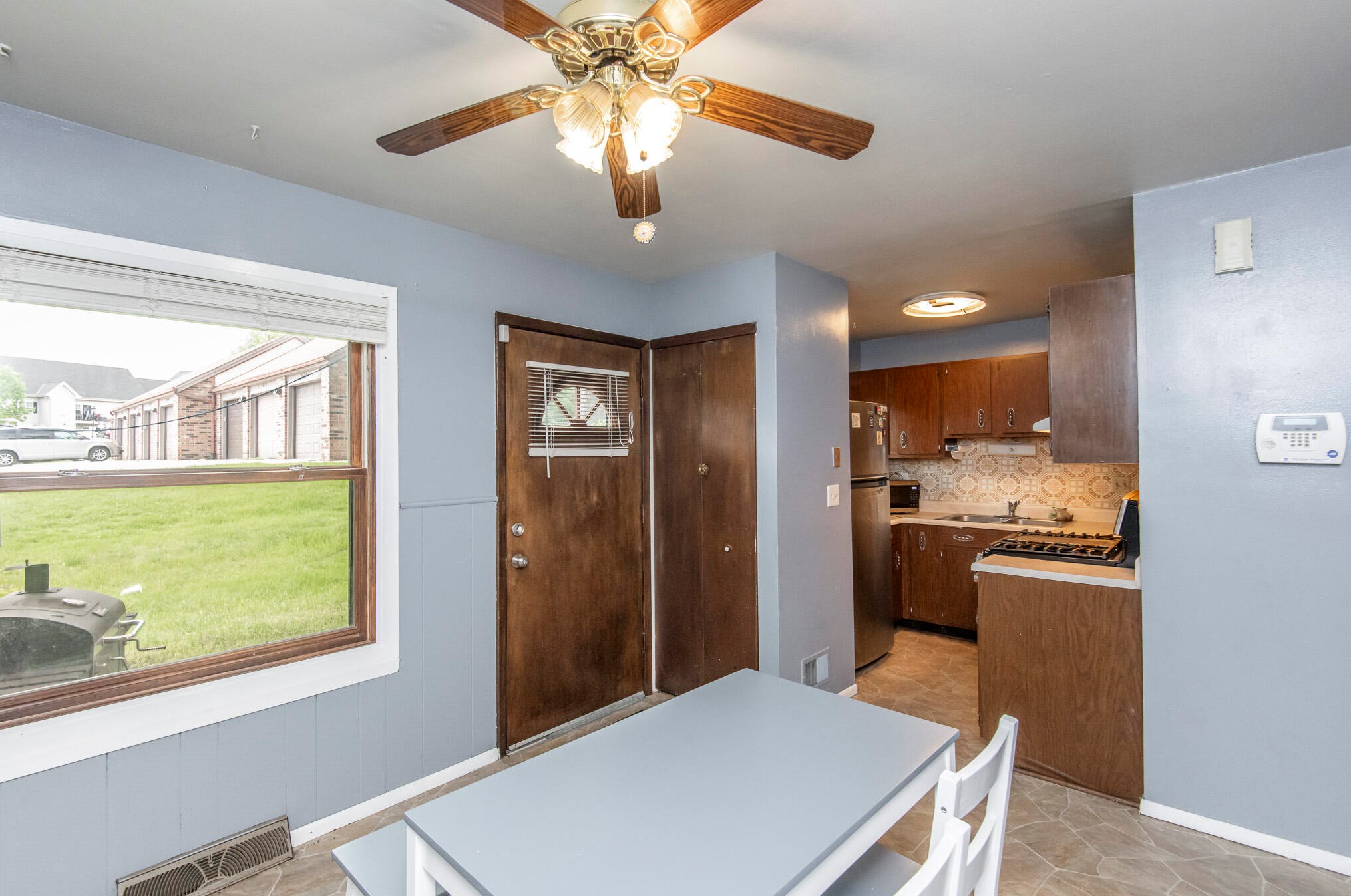 8027 94, Milwaukee WI 53214-2754 exterior