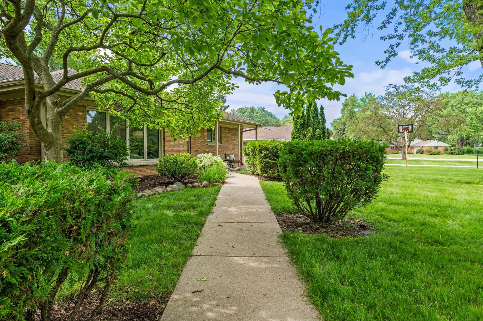 1715 Lone Oak Ln, Brookfield, WI 53045