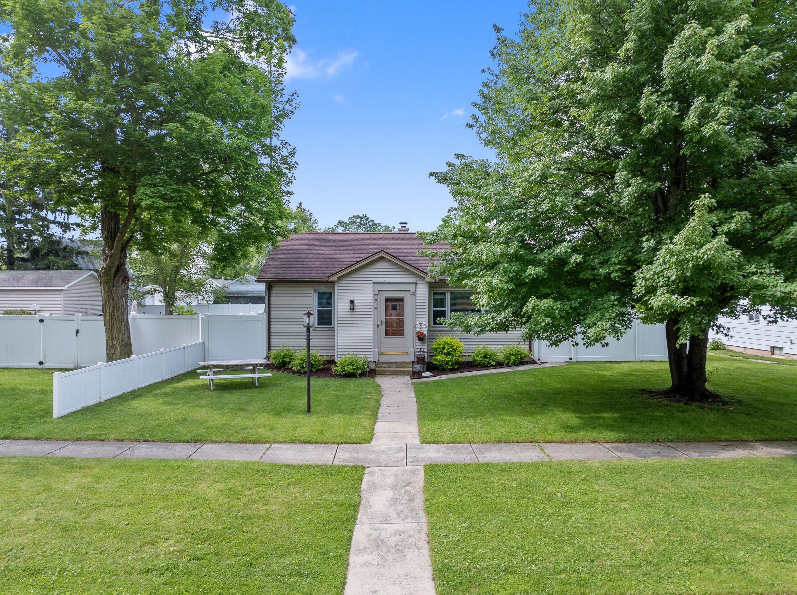 416 Haskins St, Lake Geneva, WI 53147-1222