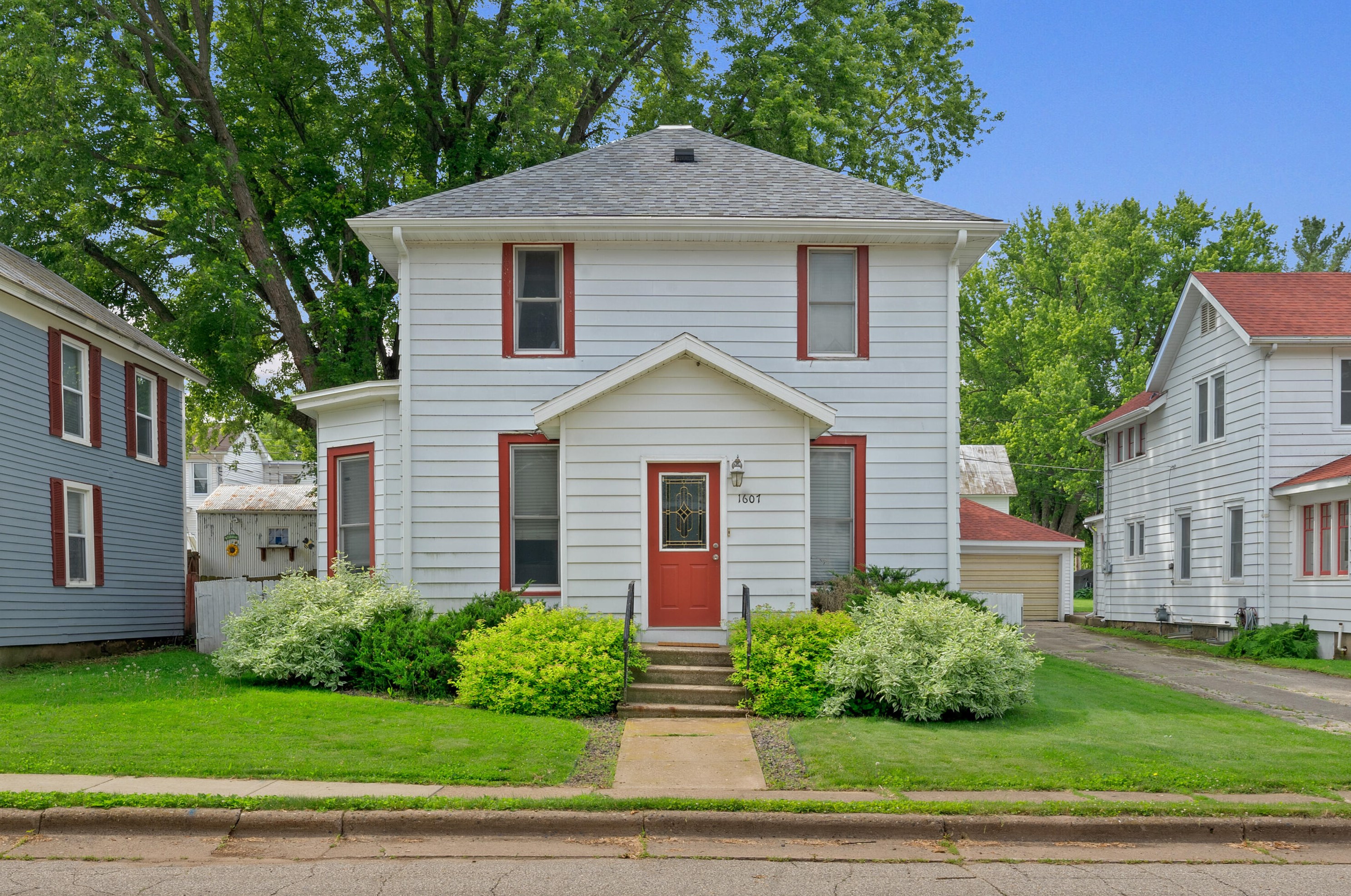 1607 Cardinal St, Newburg Corners, WI 54614