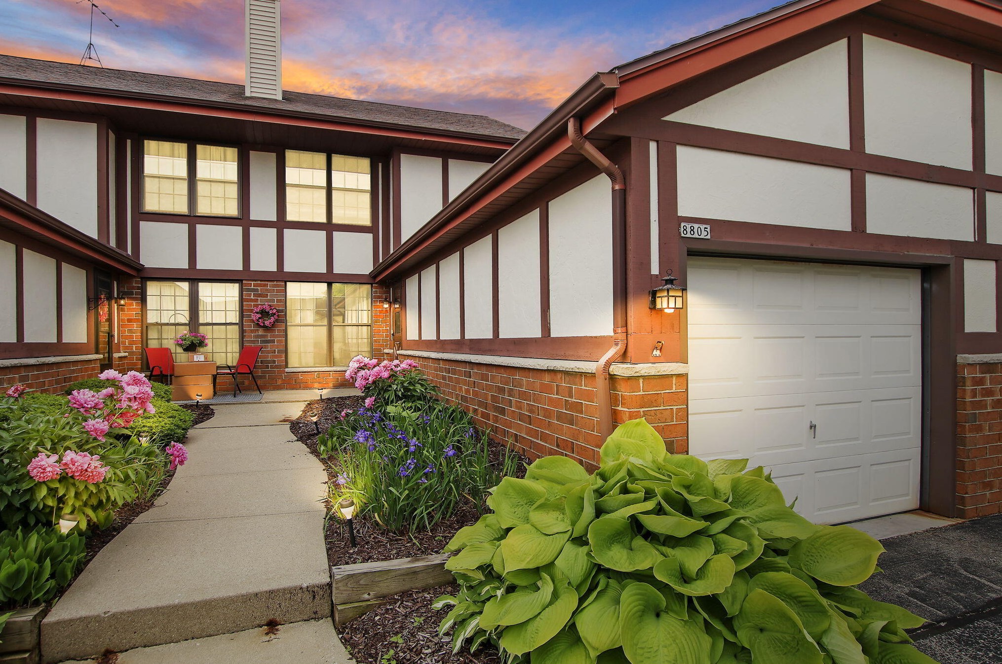 8805 W Knoll Ct, Hales Corners, WI 53132