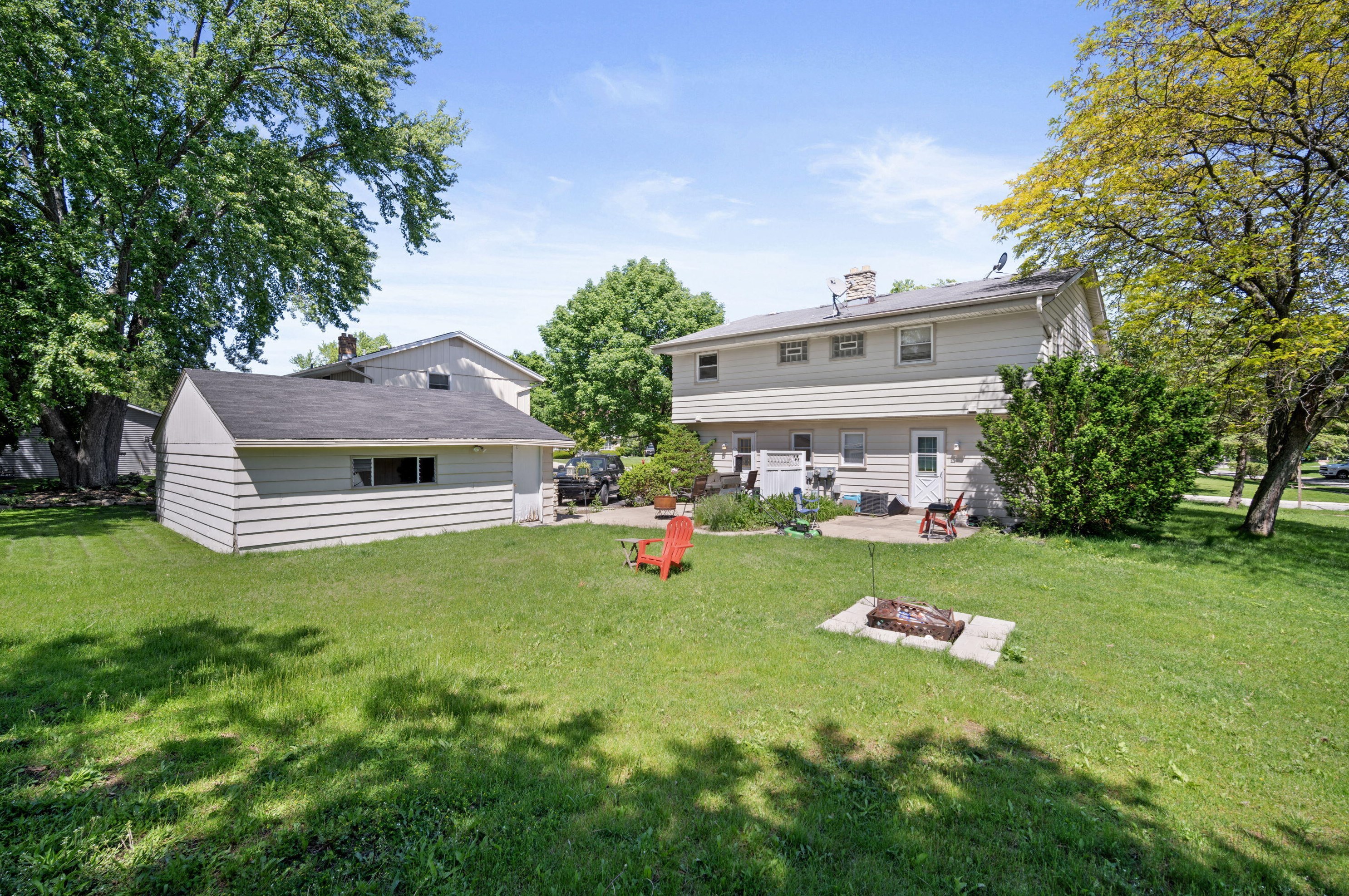 6019 Trail Ridge Ct, Greendale WI  53129-2654 exterior