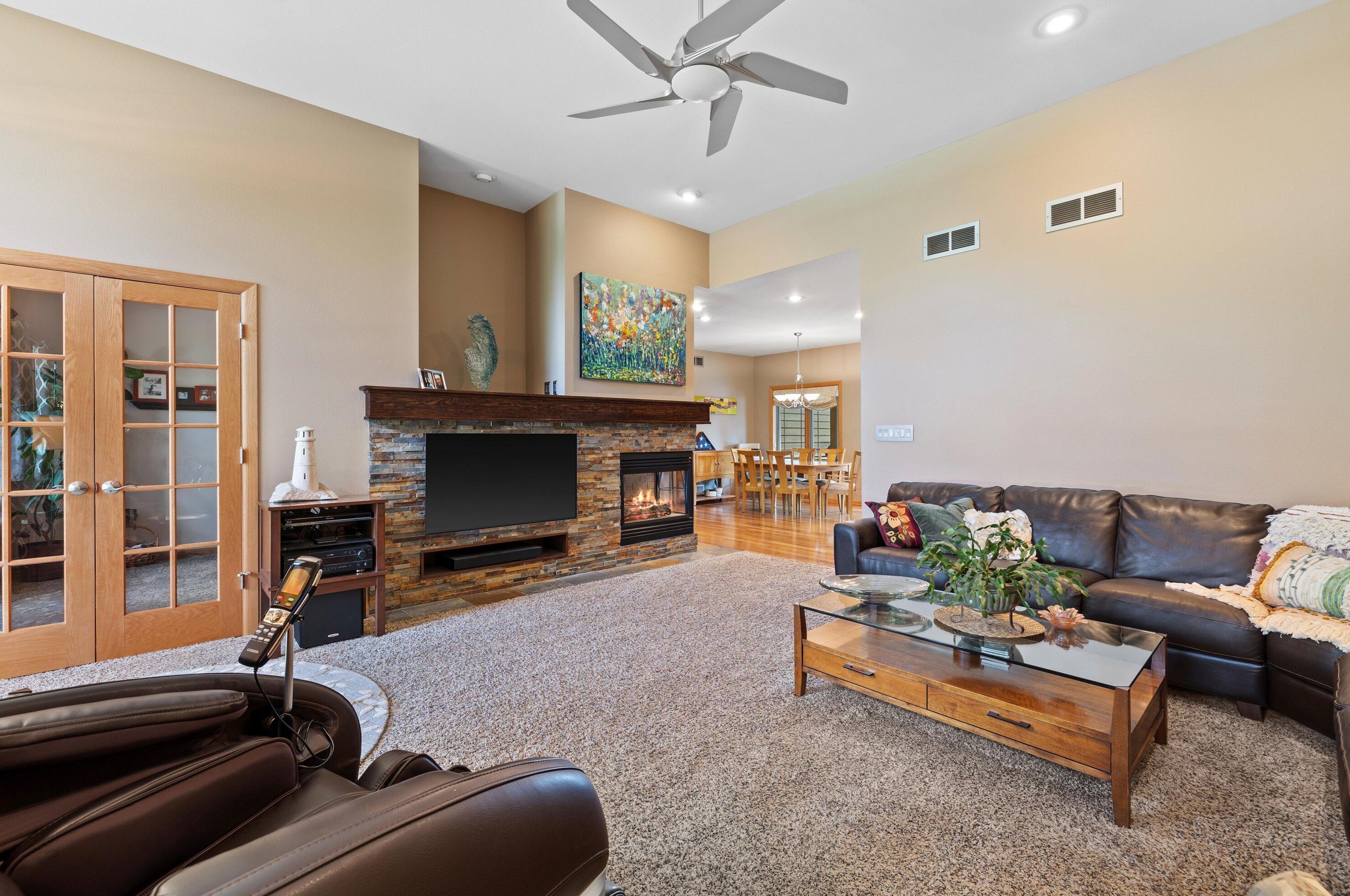 7035 Sandy Ln, Waterford, WI 53185-1875