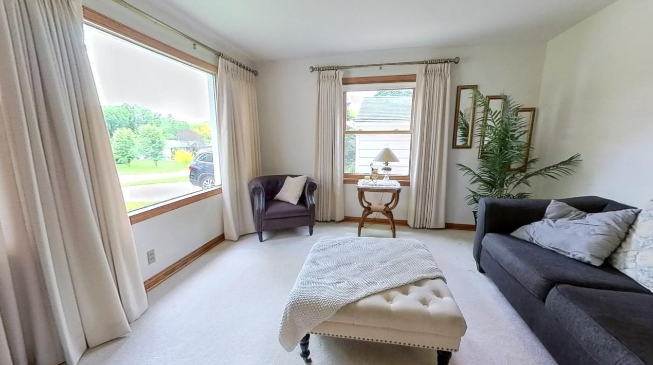 1065 Bobolink Dr, Brookfield, WI 53005-7200